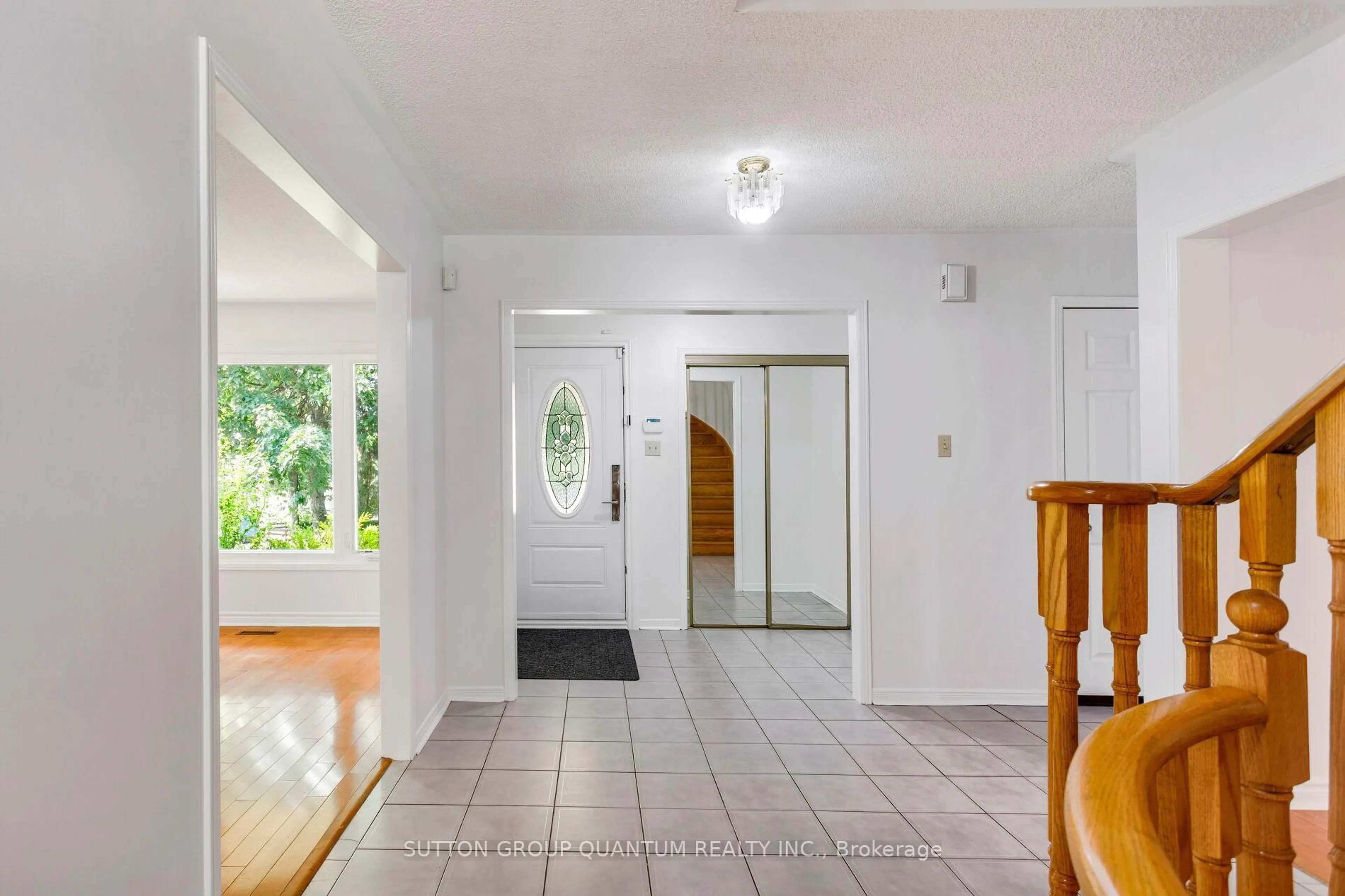 Indoor foyer for 4504 HAYDOCK PARK Dr, Mississauga Ontario L5M 3C6