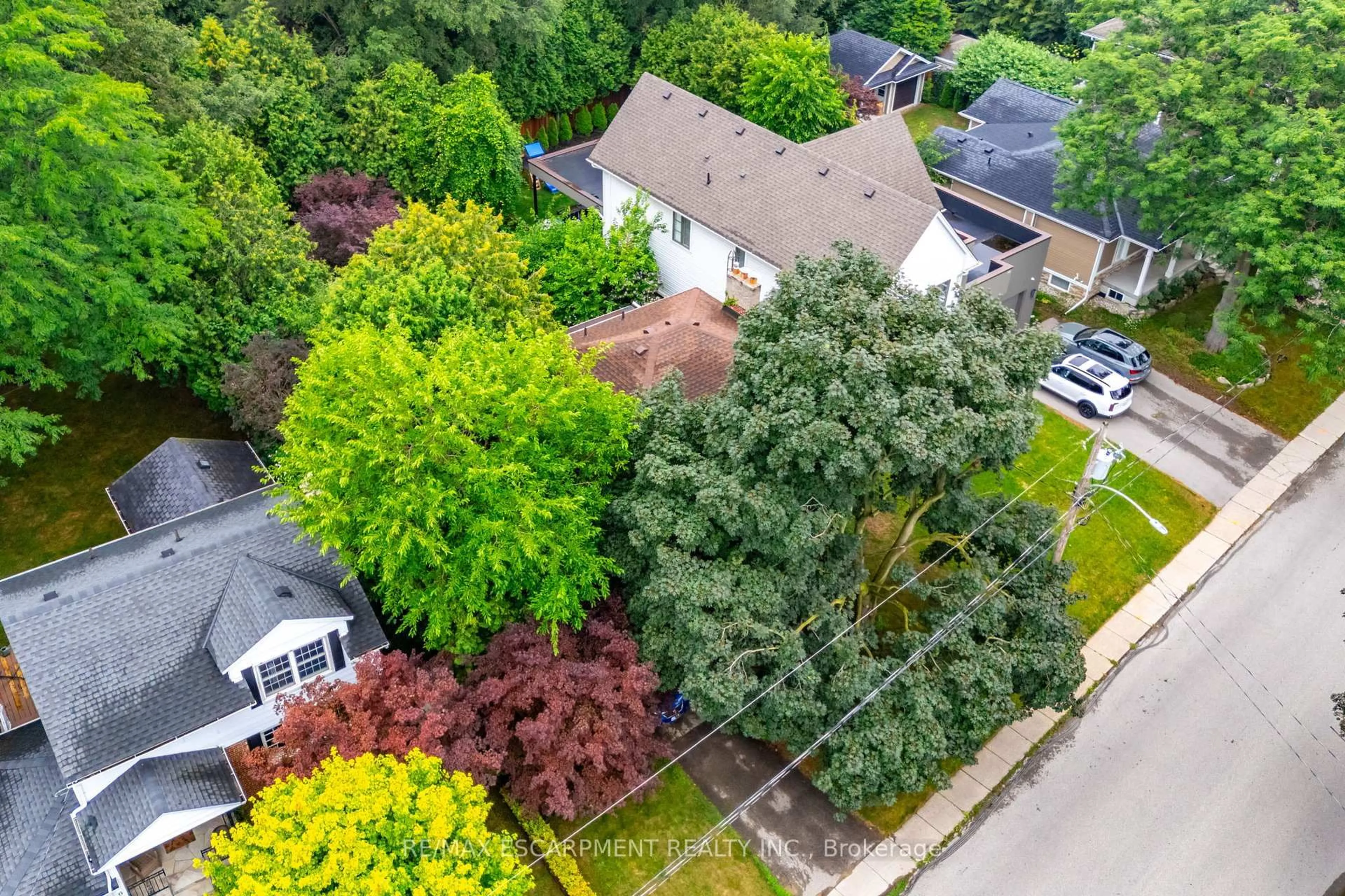 A pic from outside/outdoor area/front of a property/back of a property/a pic from drone, street for 626 George St, Burlington Ontario L7R 2V7