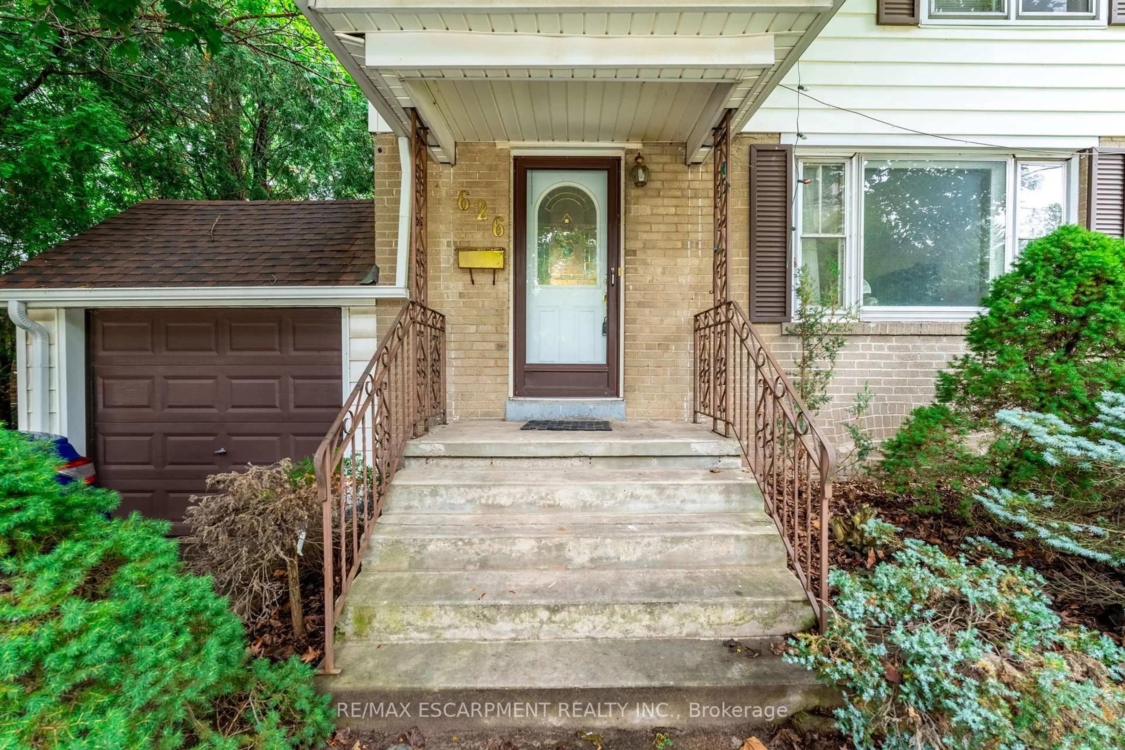 Home with brick exterior material, street for 626 George St, Burlington Ontario L7R 2V7