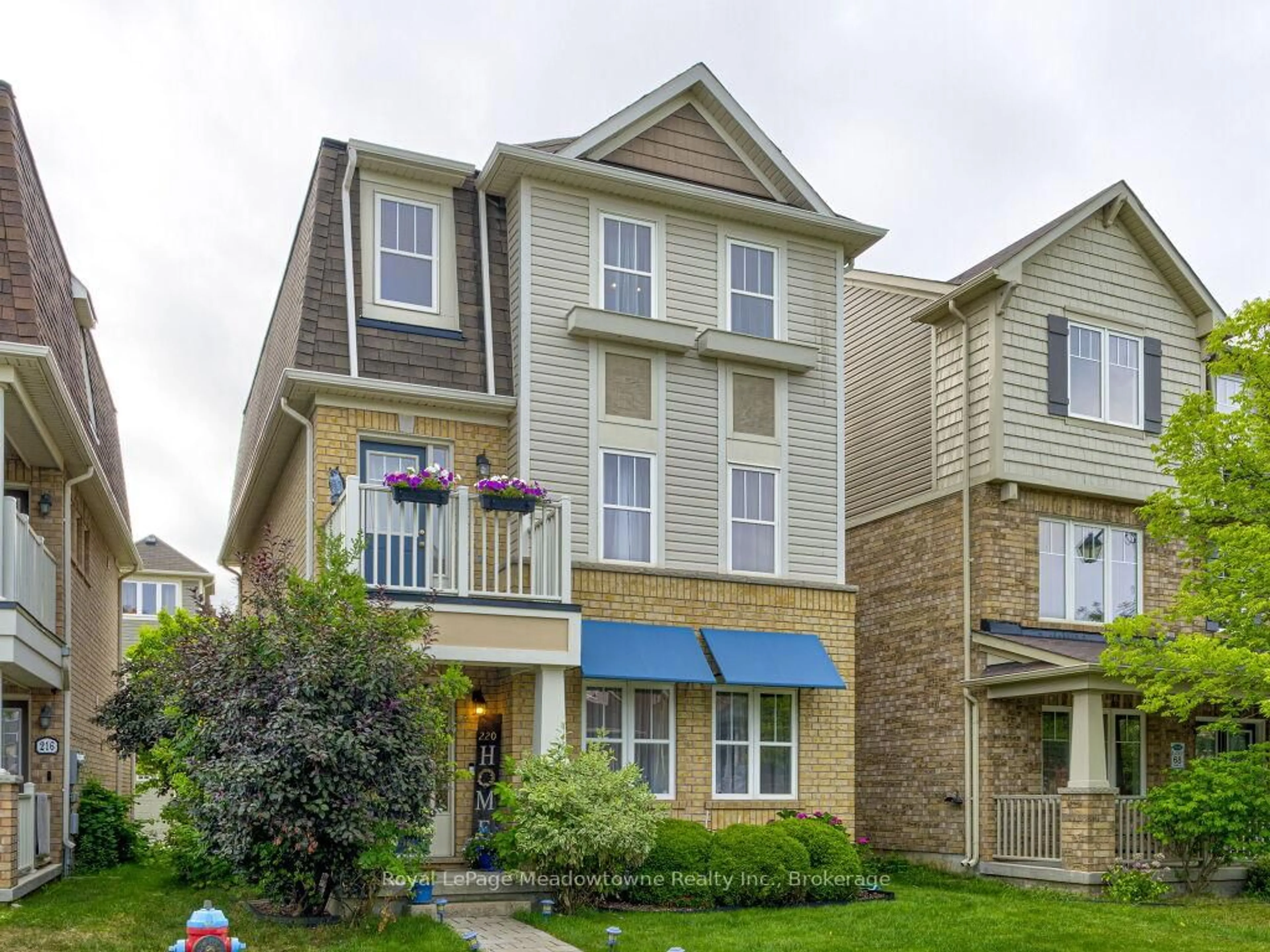Home with vinyl exterior material, street for 220 Magurn Gate, Milton Ontario L9T 7B4