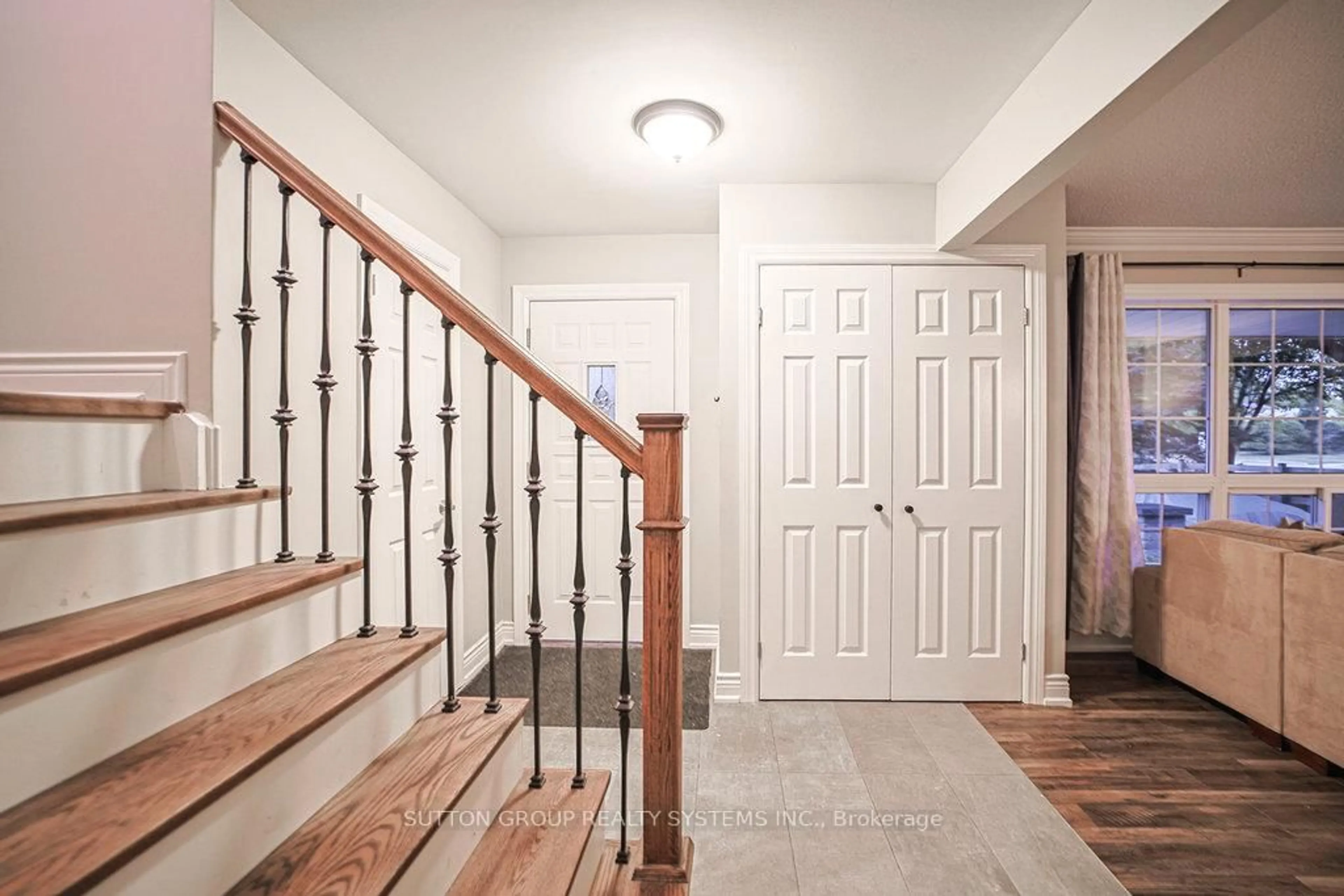 Indoor entryway for 160 Allan Dr, Caledon Ontario L7E 1Y8