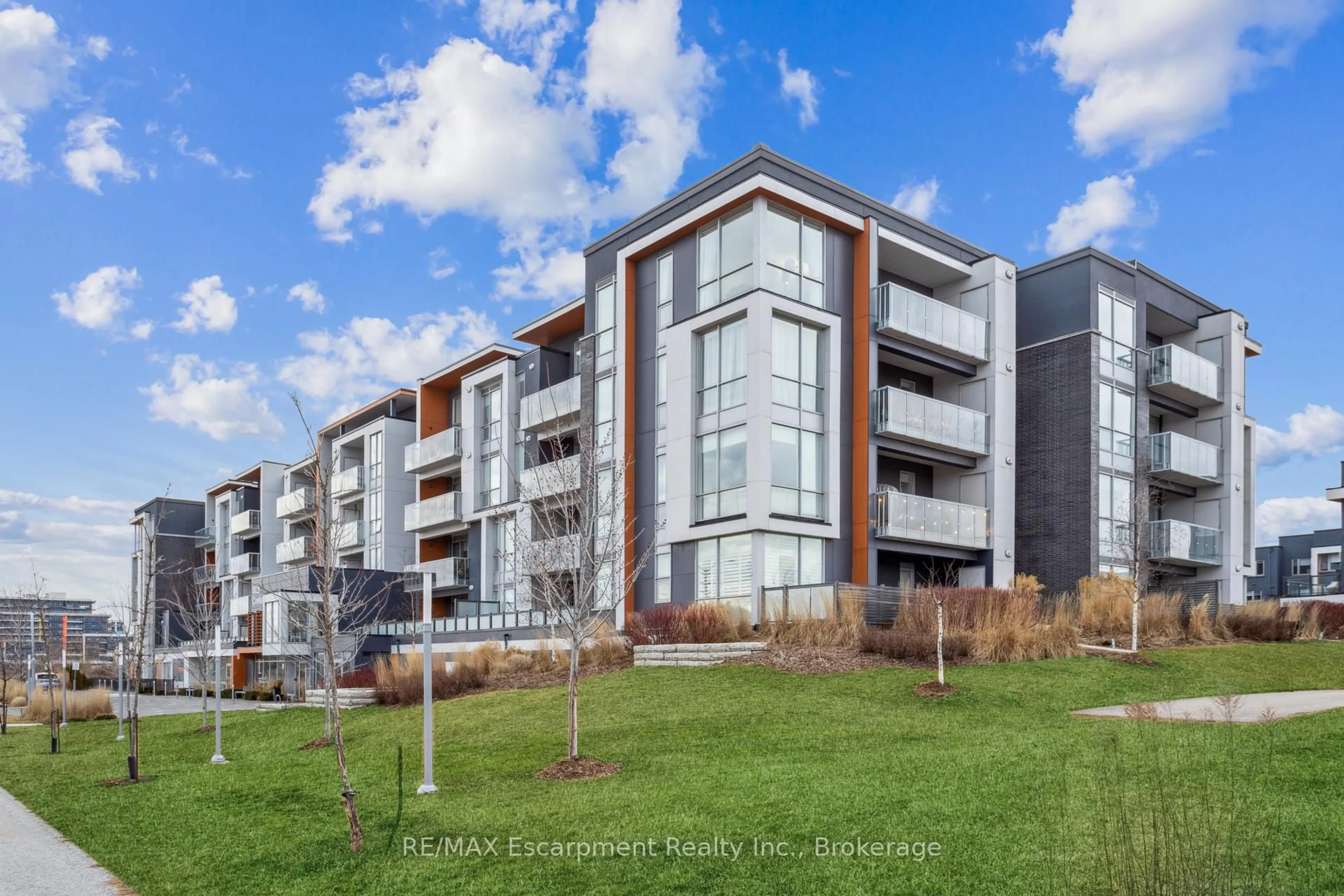 A pic from outside/outdoor area/front of a property/back of a property/a pic from drone, building for 3028 CREEKSHORE COMMON #309, Oakville Ontario L6M 5K6