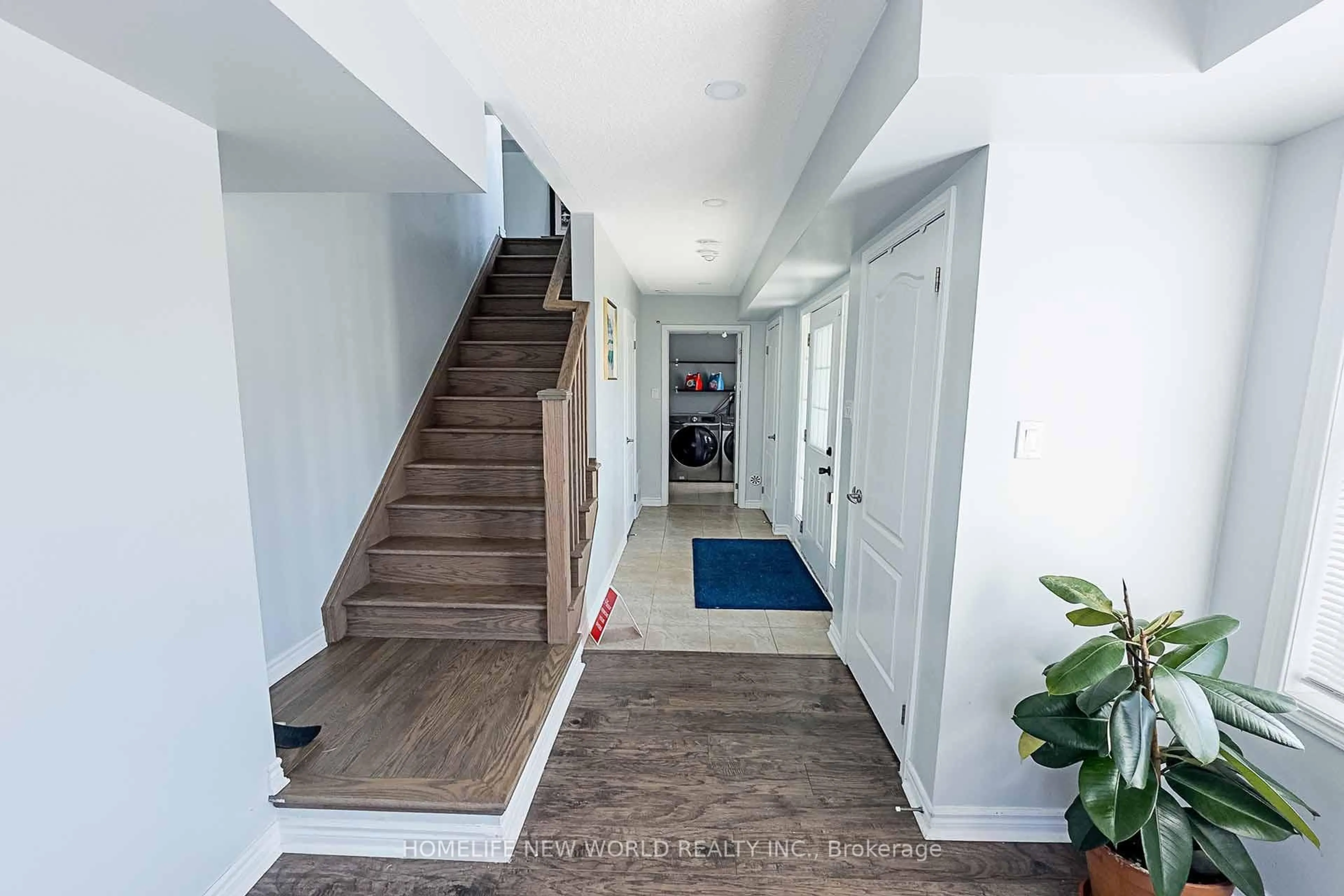 Indoor entryway for 1593 Leblanc Crt, Milton Ontario L9E 0A3