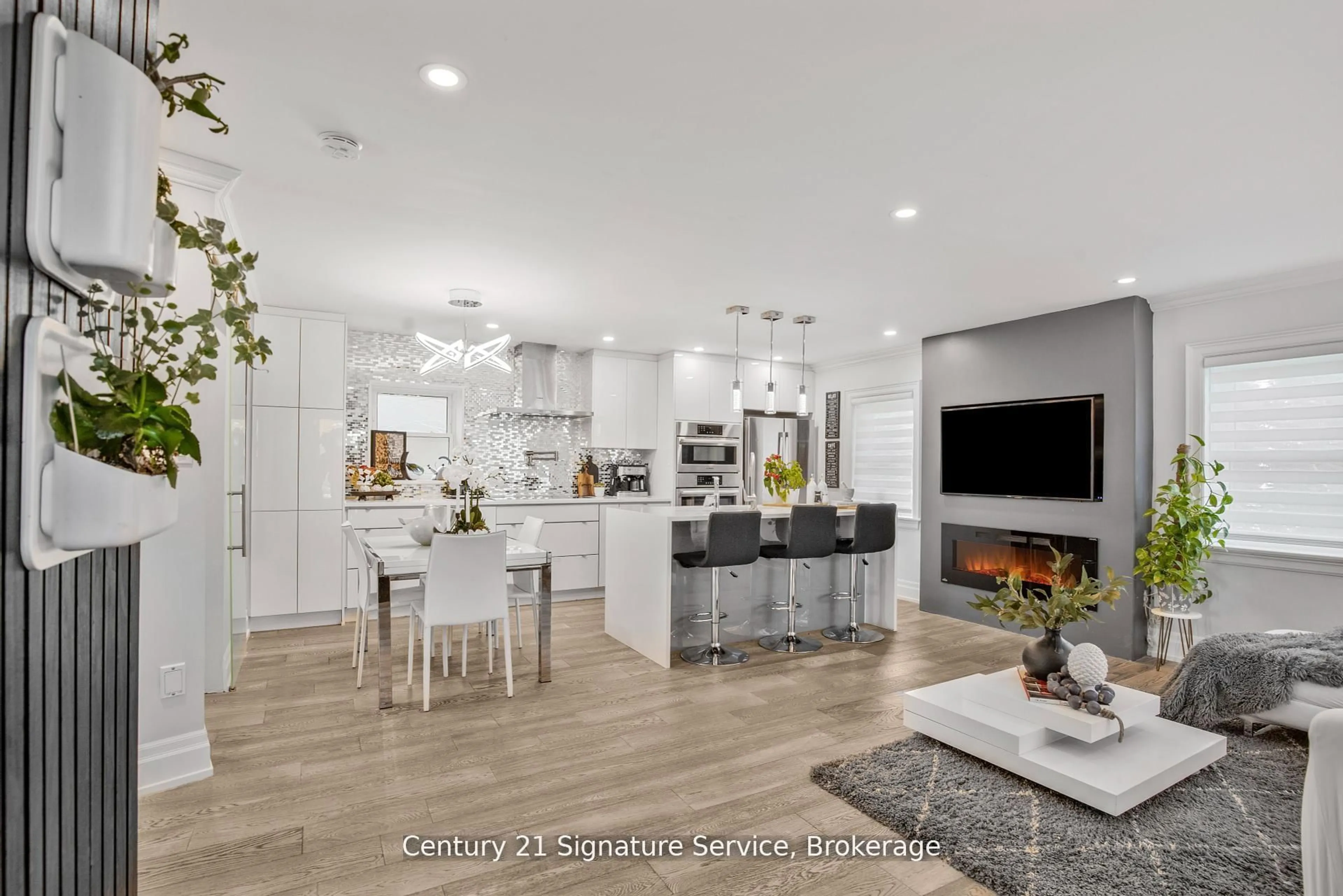Open concept kitchen, ceramic/tile floor for 33 McIntosh Ave, Toronto Ontario M8Y 3E1