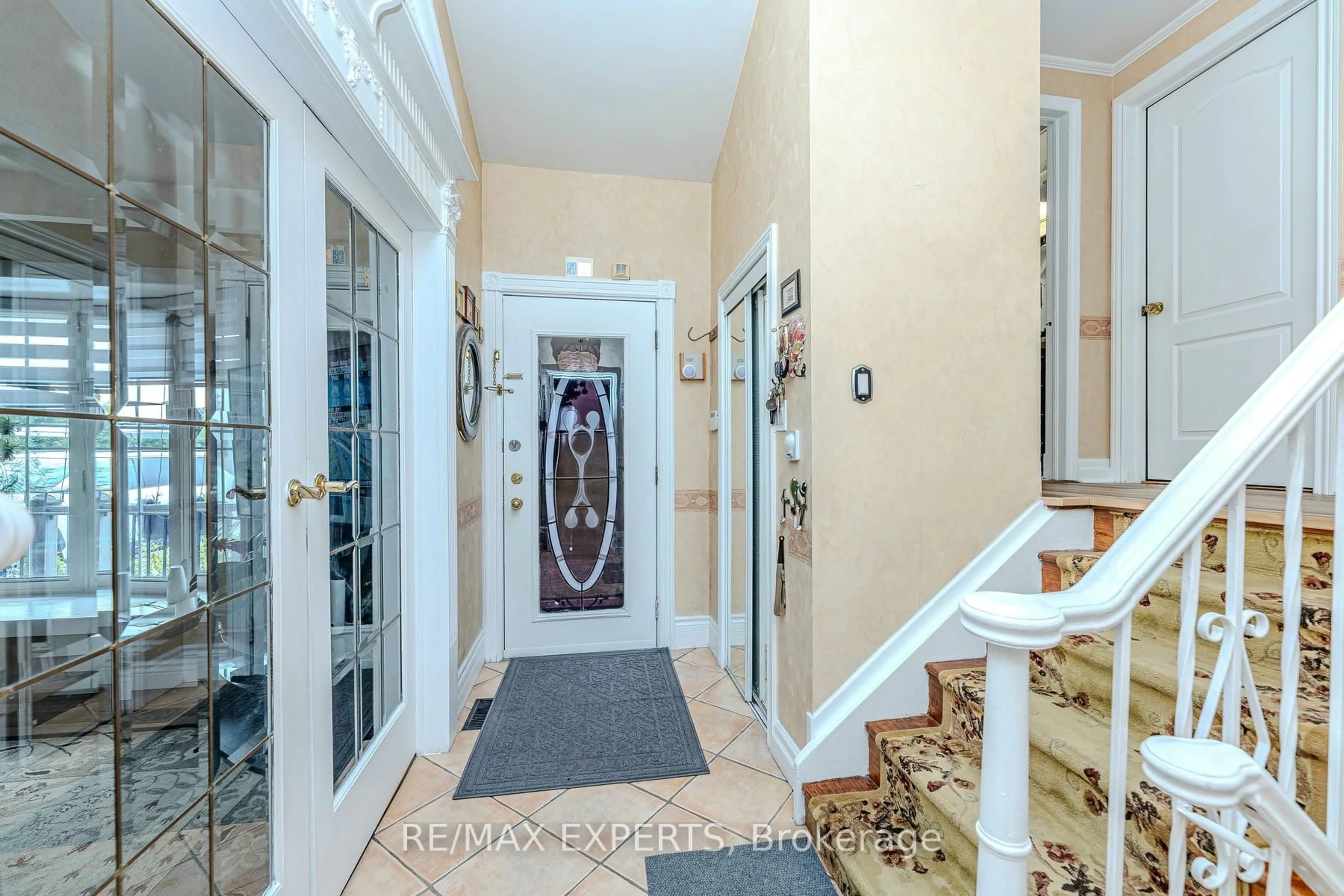 Indoor foyer for 8 EASTON Pl, Brampton Ontario L6T 2A7