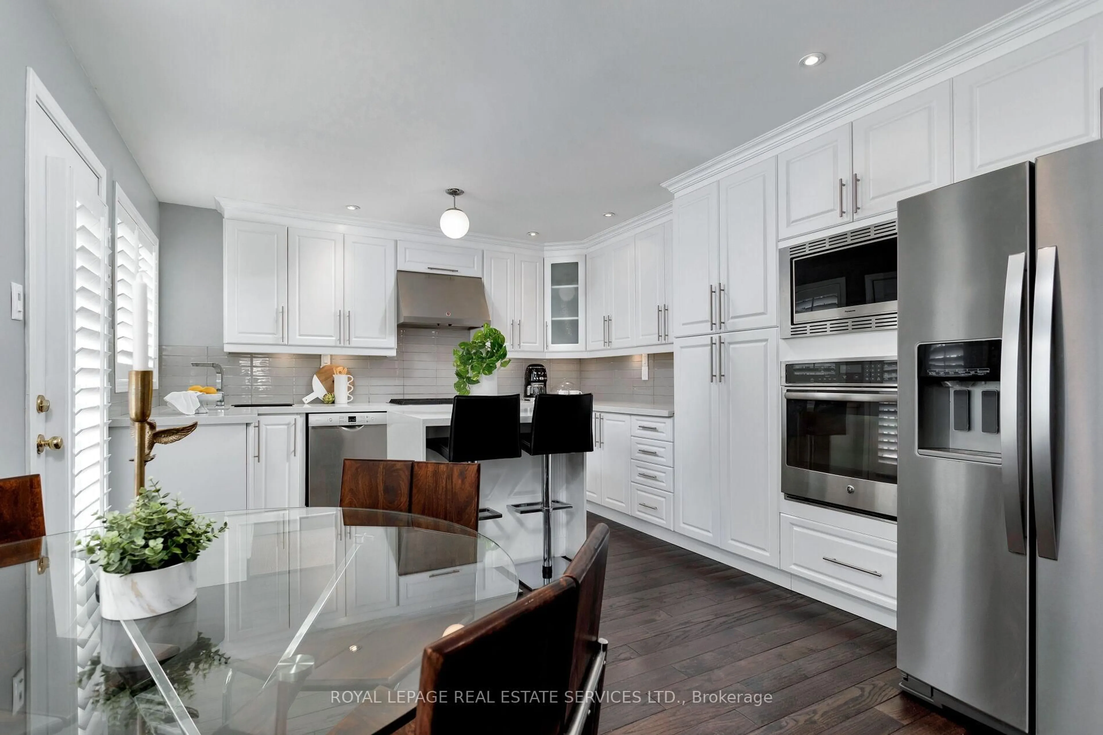 Contemporary kitchen, unknown for 1359 Ridgebank Dr, Oakville Ontario L6M 4A5