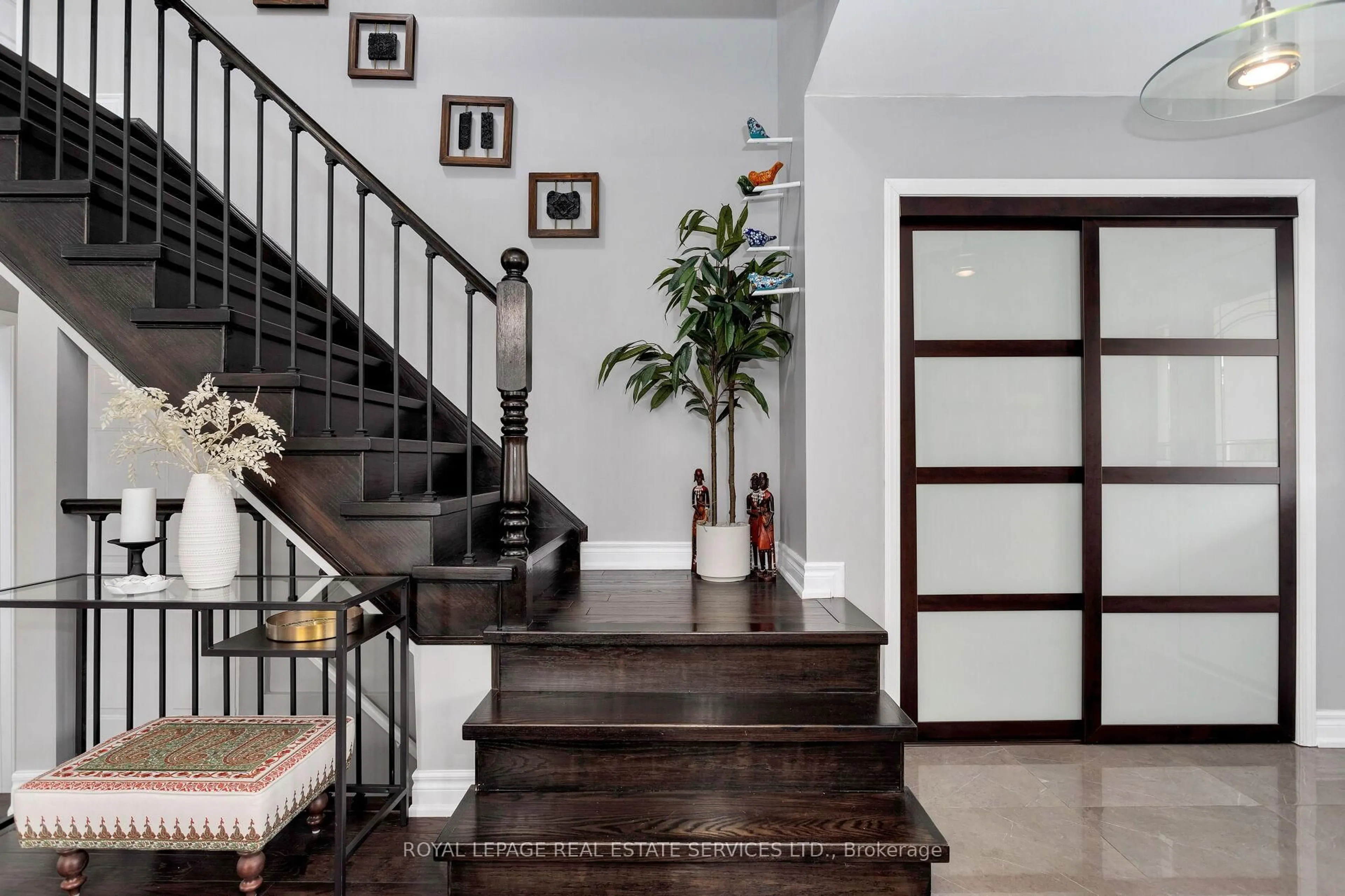 Indoor entryway for 1359 Ridgebank Dr, Oakville Ontario L6M 4A5