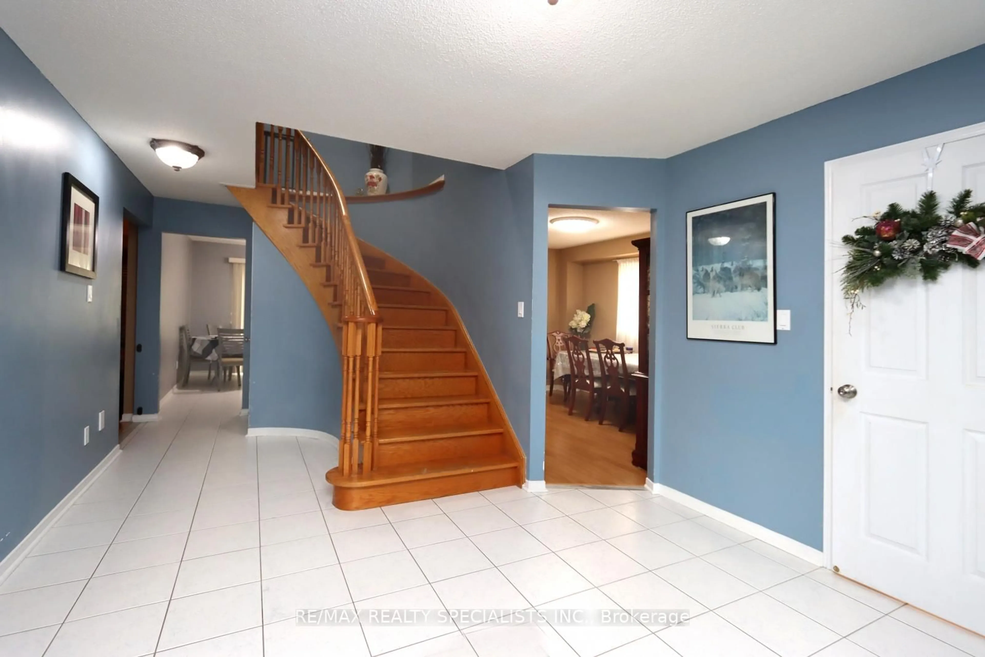 Indoor foyer for 3309 Waxwing Dr, Mississauga Ontario L5N 5W3
