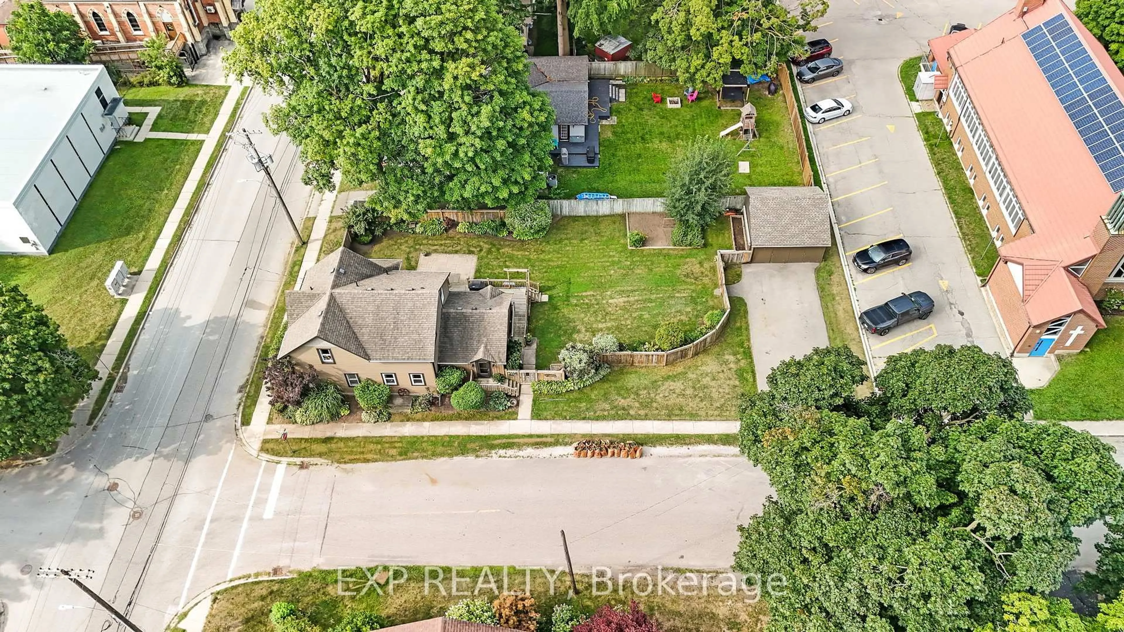 A pic from outside/outdoor area/front of a property/back of a property/a pic from drone, street for 20 Elgin St, Halton Hills Ontario L7J 2B3