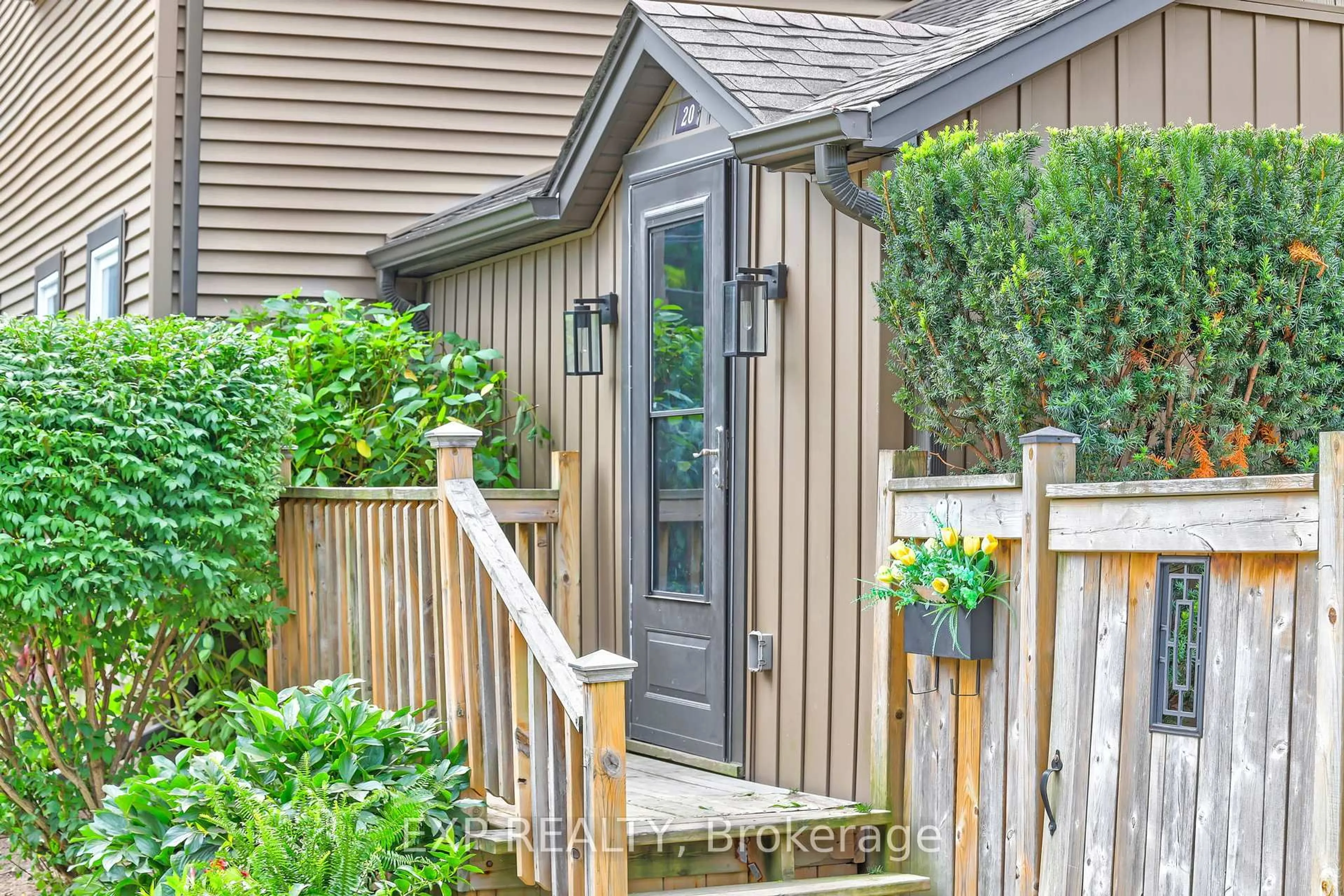 Indoor entryway for 20 Elgin St, Halton Hills Ontario L7J 2B3