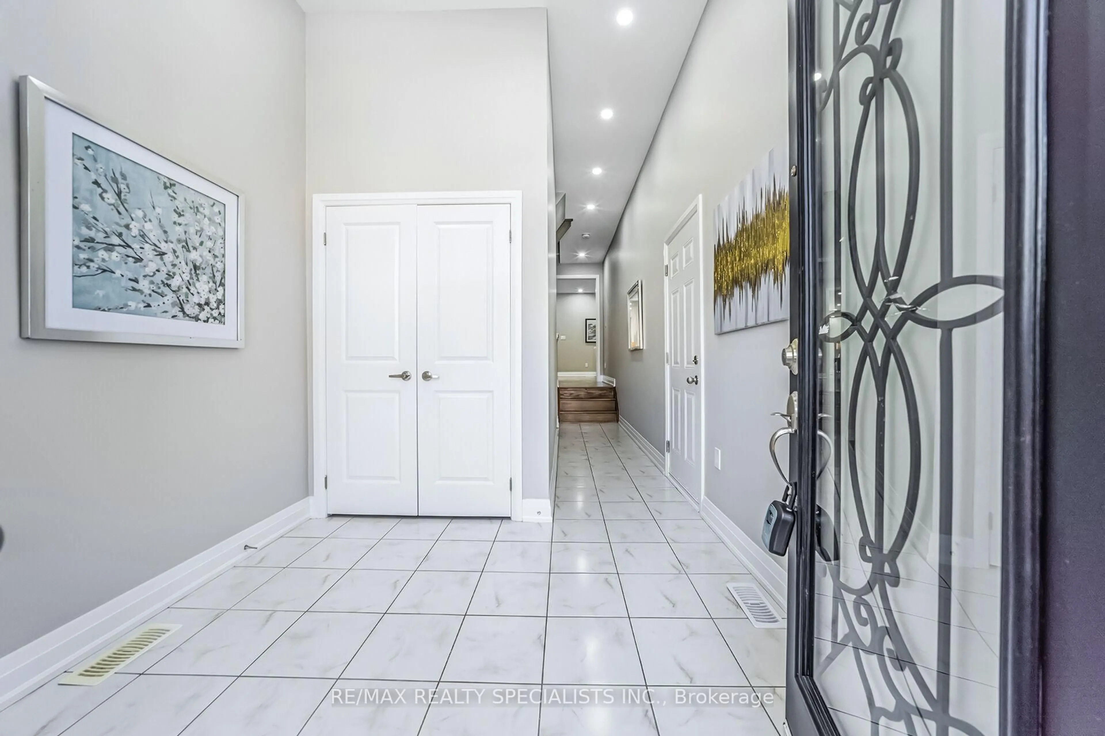 Indoor entryway for 16 Dalbeattie Dr, Brampton Ontario L6Y 0E3