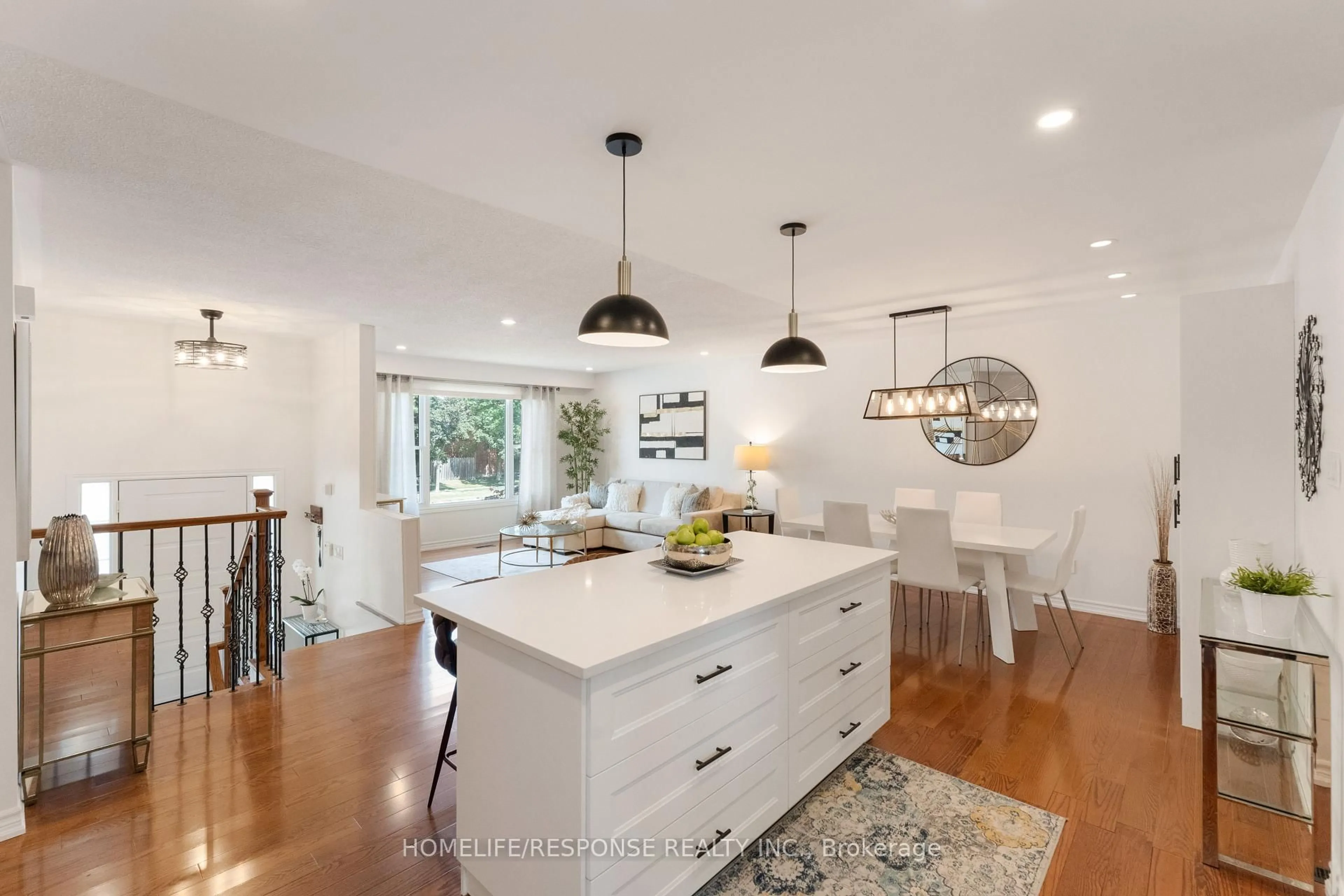 Contemporary kitchen, unknown for 2112 SOUTH MILLWAY, Mississauga Ontario L5L 1A6