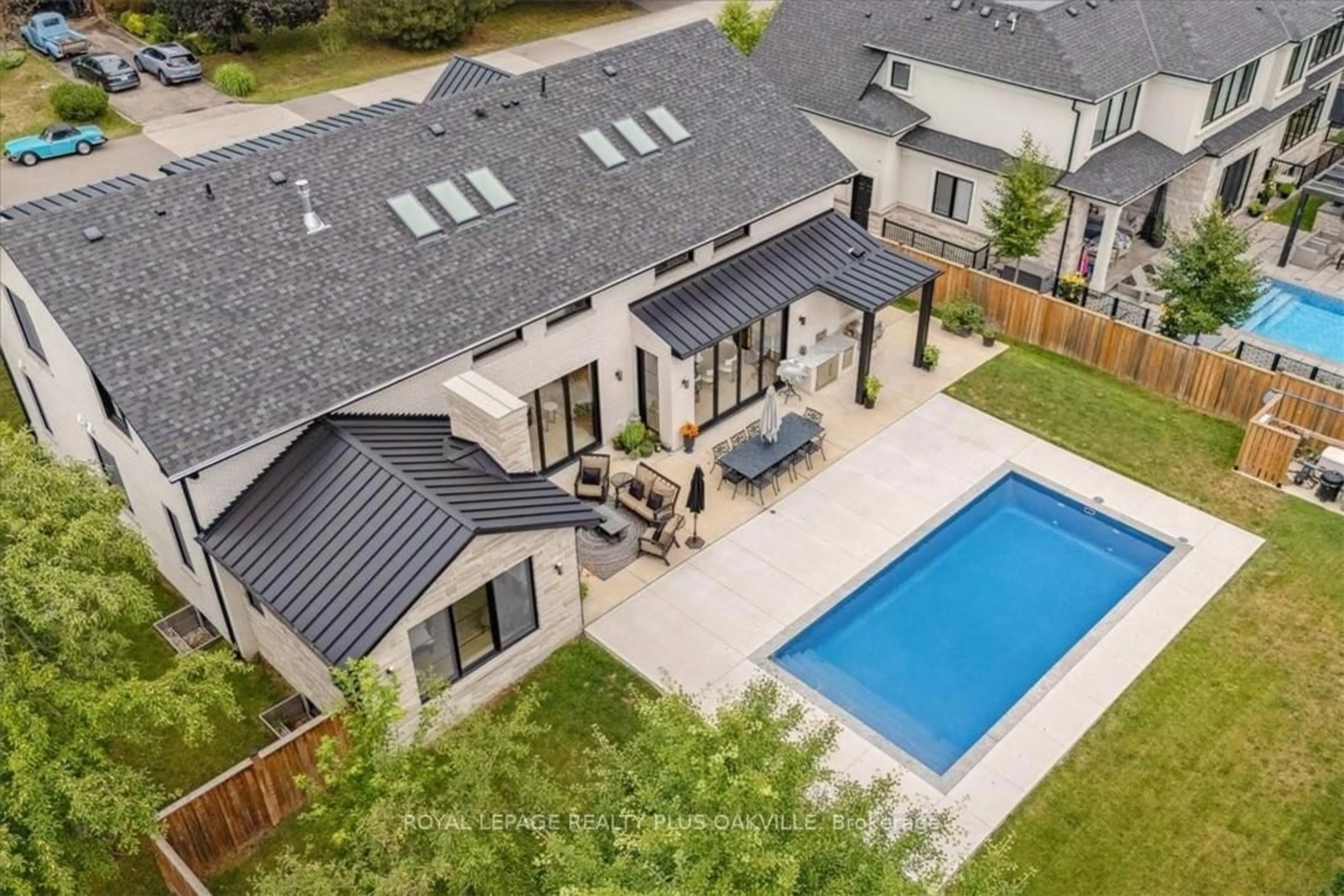 A pic from outside/outdoor area/front of a property/back of a property/a pic from drone, unknown for 234 Walby Dr, Oakville Ontario L6L 4E5