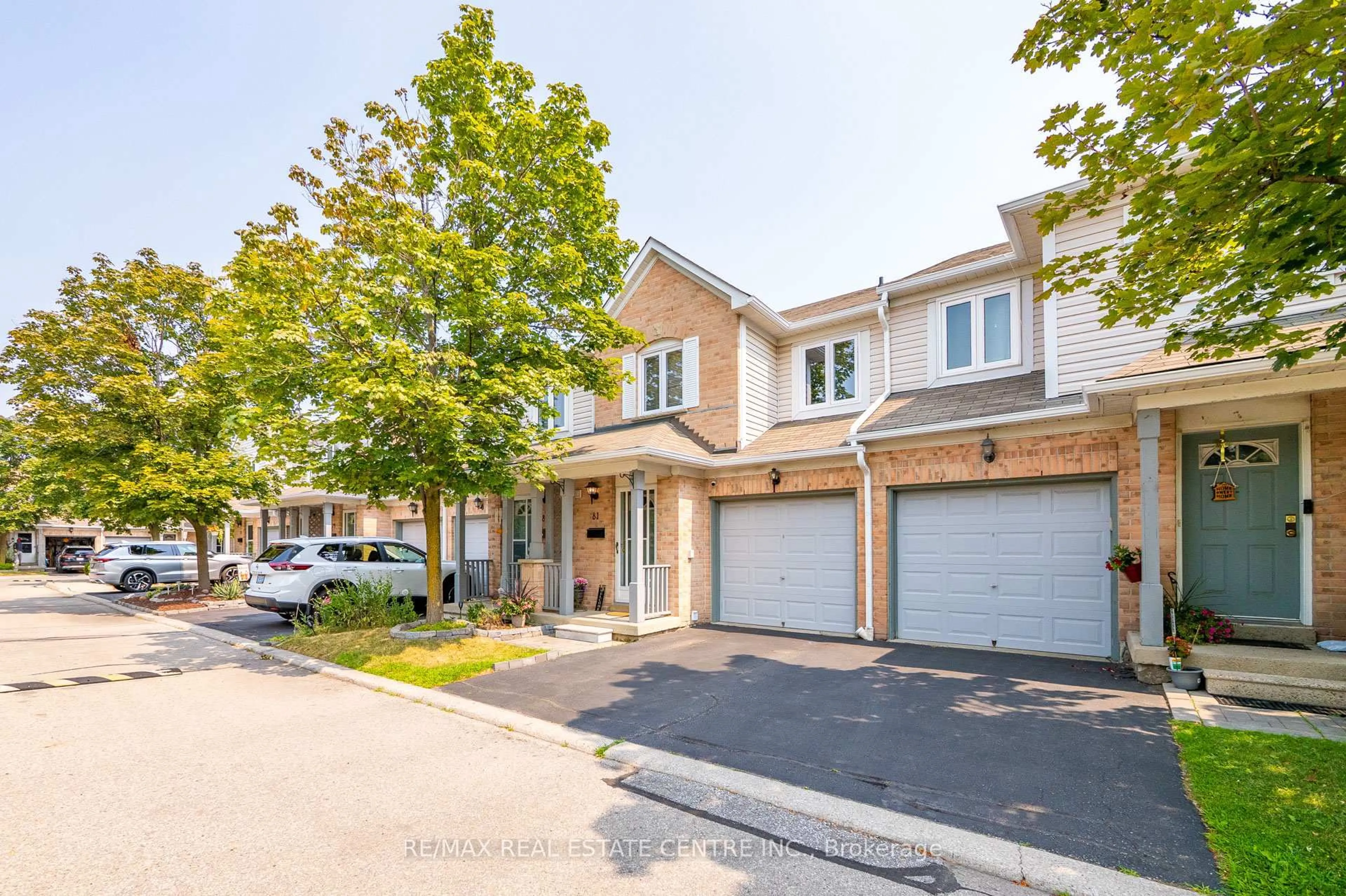 A pic from outside/outdoor area/front of a property/back of a property/a pic from drone, street for 5958 GREENSBORO Dr #81, Mississauga Ontario L5M 5Z9