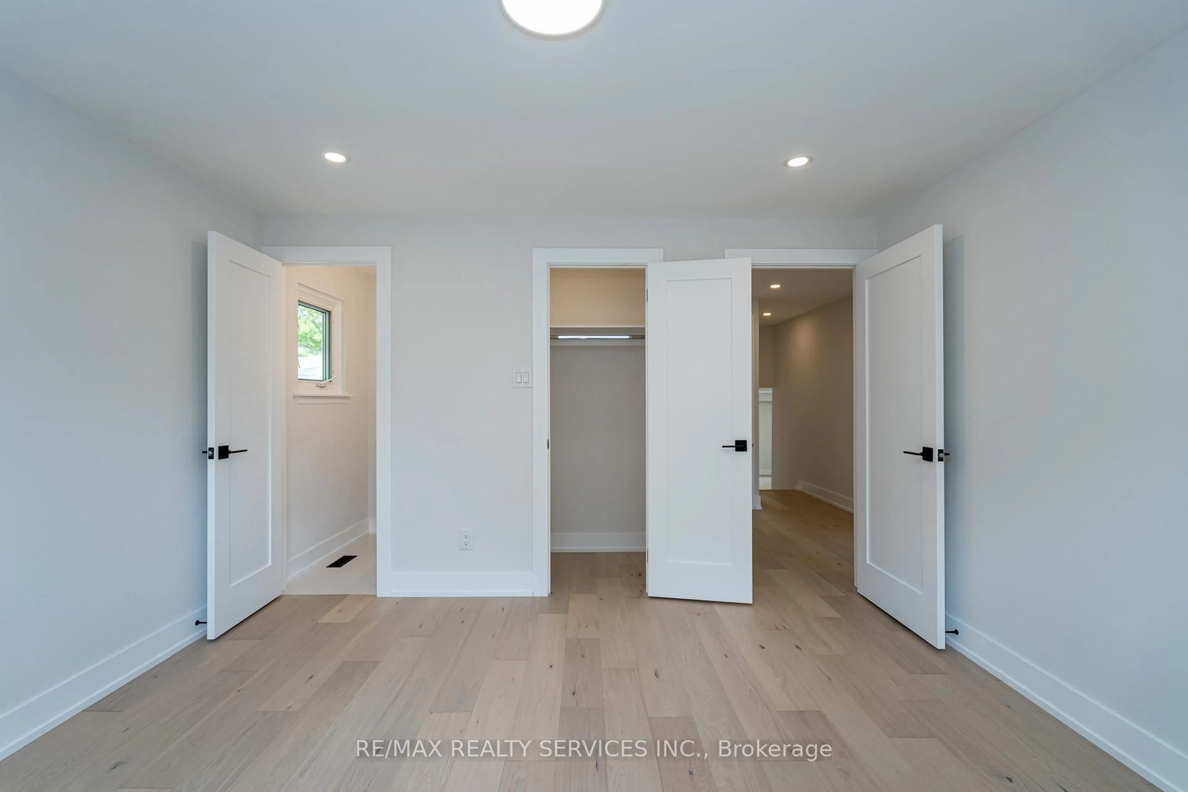 Indoor entryway for 2296 Devon Rd, Oakville Ontario L6J 5R4