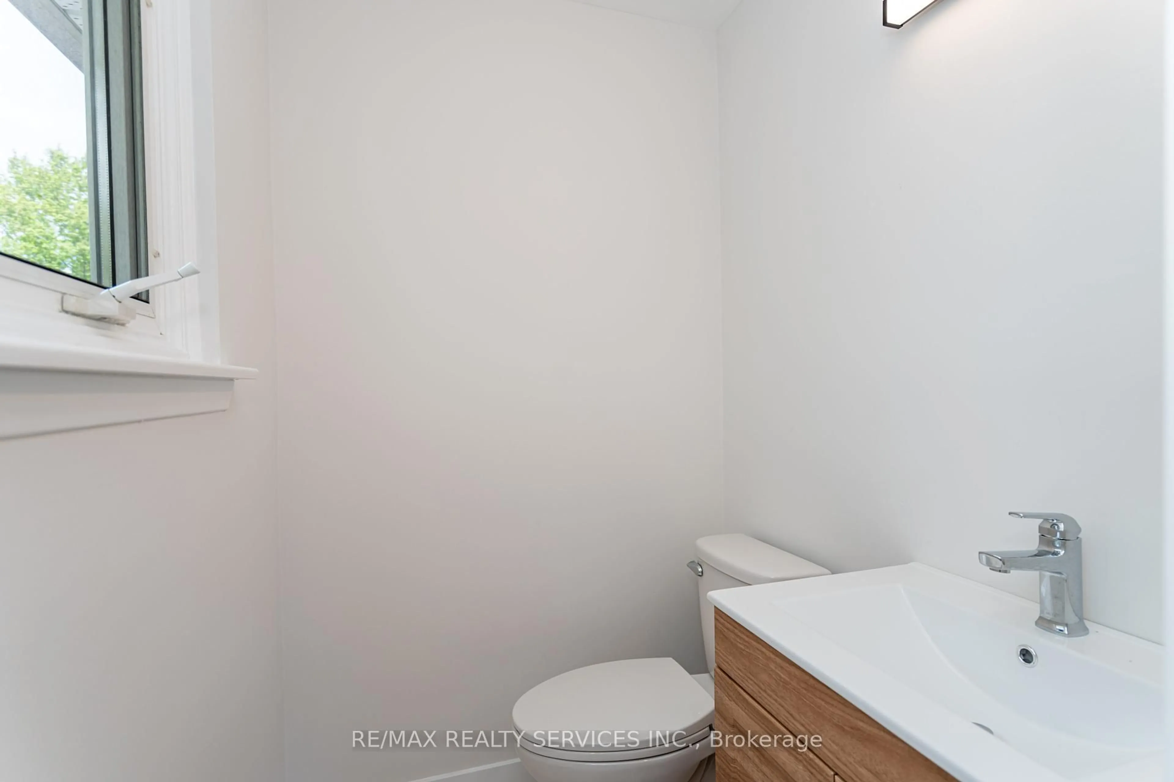 A pic of a room for 2296 Devon Rd, Oakville Ontario L6J 5R4