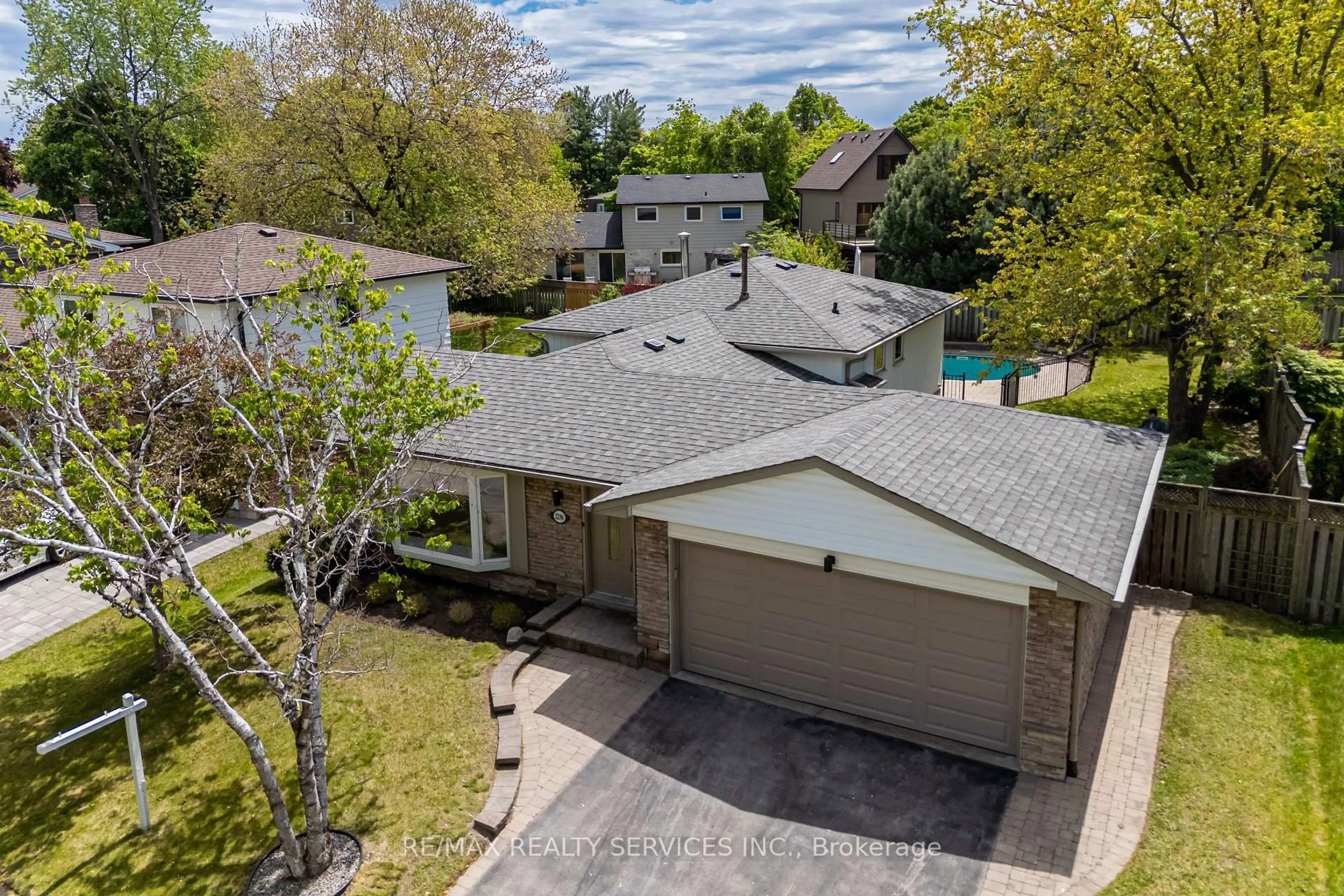 A pic from outside/outdoor area/front of a property/back of a property/a pic from drone, street for 2296 Devon Rd, Oakville Ontario L6J 5R4