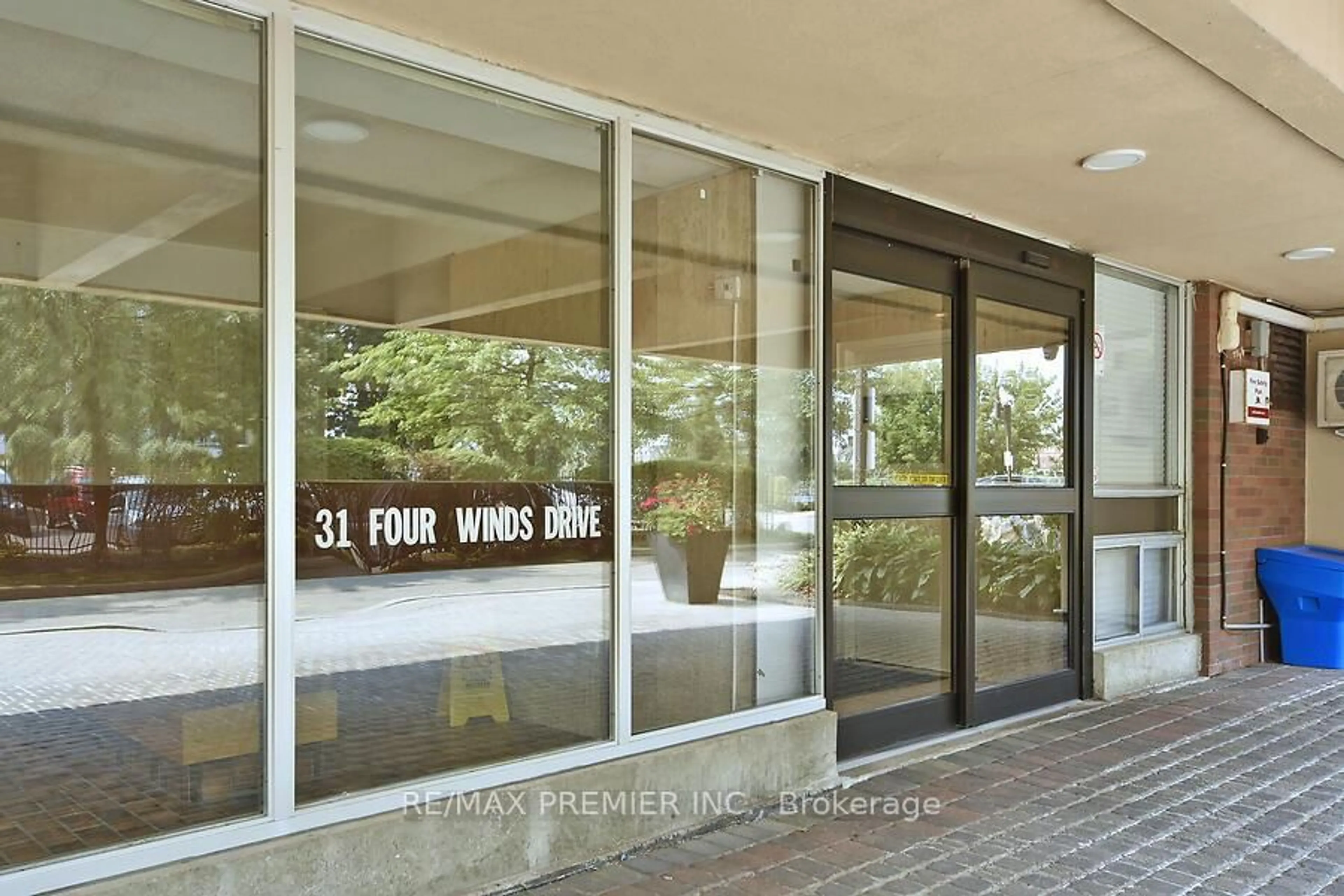 Indoor foyer for 31 Four Winds Dr #712, Toronto Ontario M3J 1K9