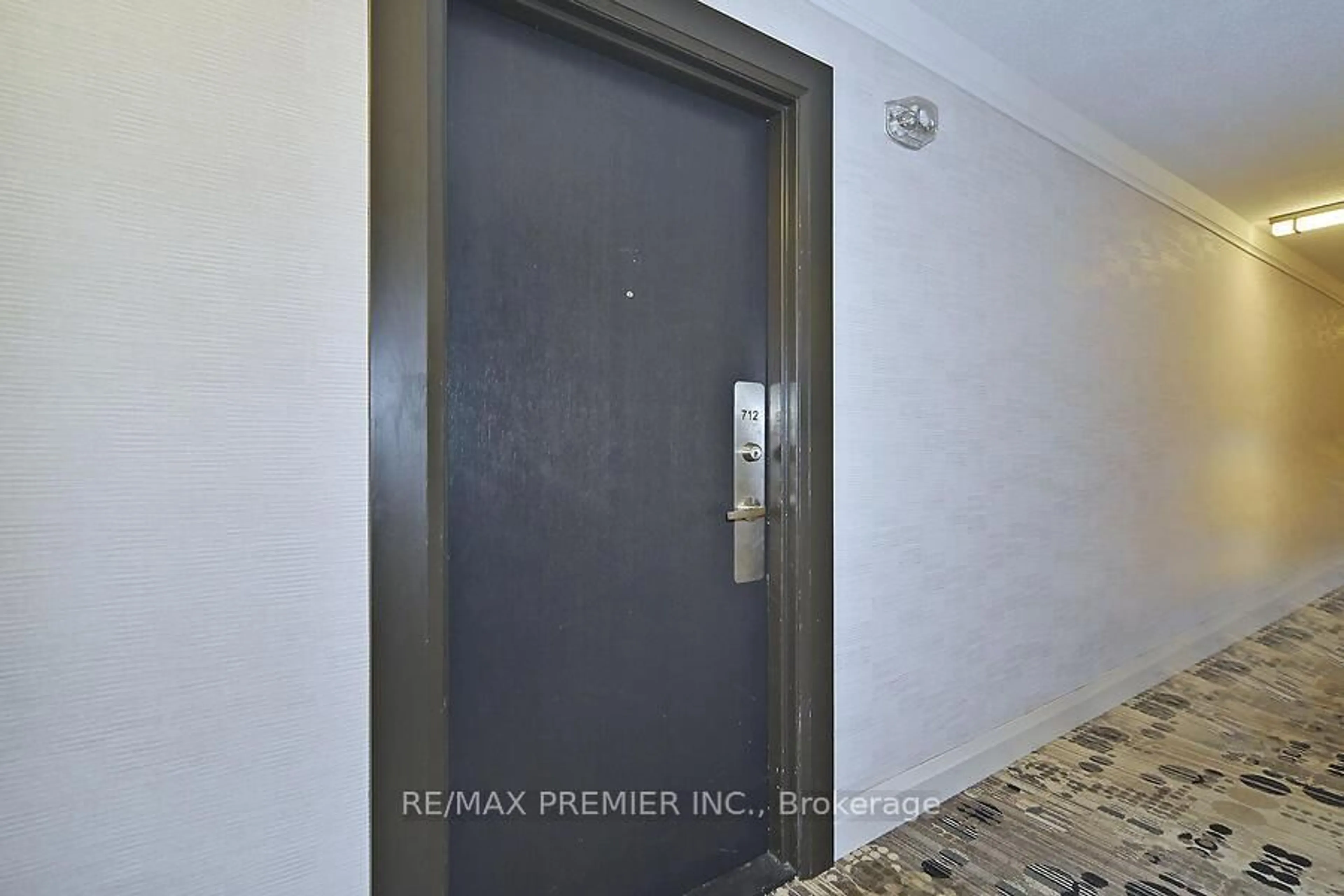Indoor foyer for 31 Four Winds Dr #712, Toronto Ontario M3J 1K9