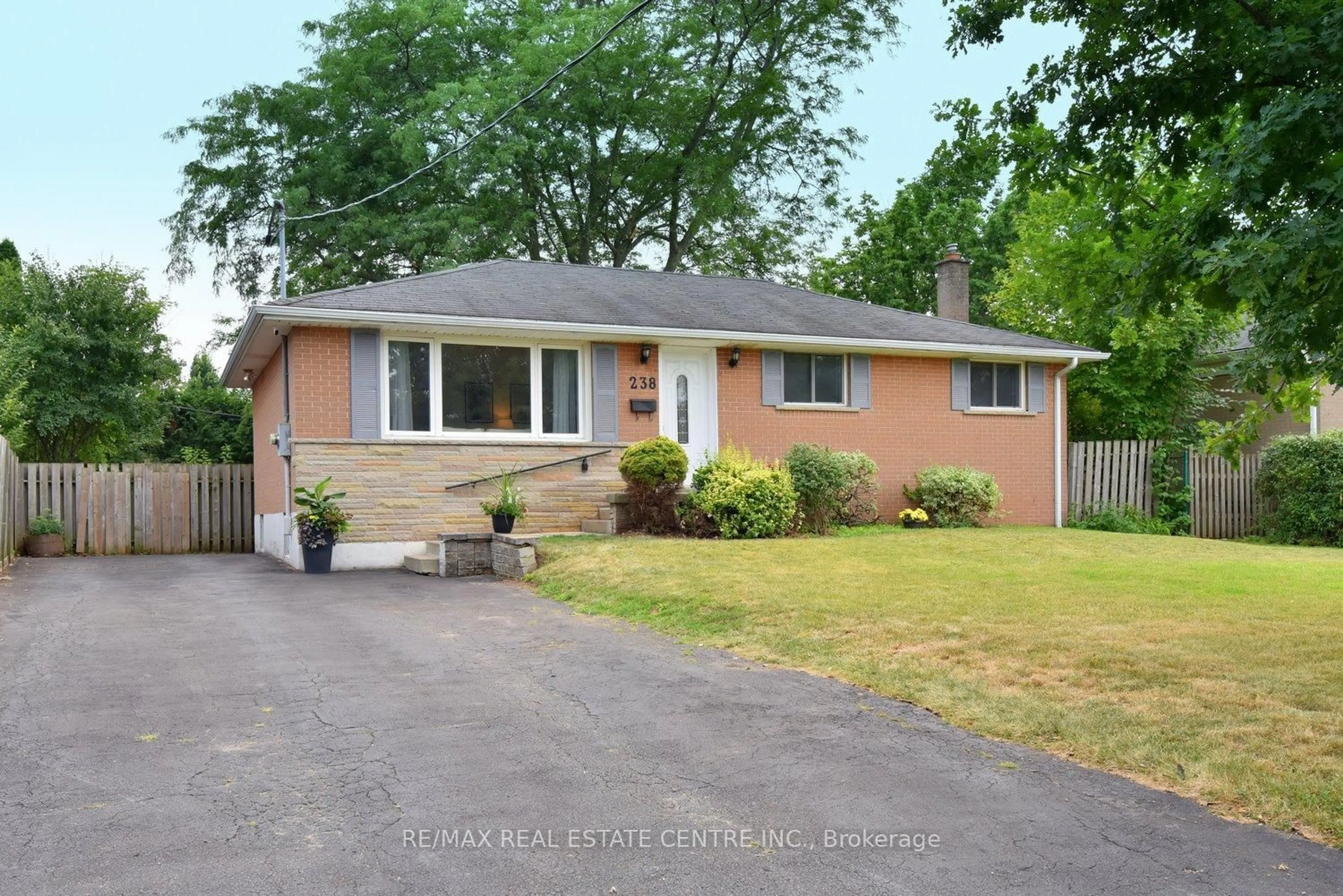 Home with vinyl exterior material, street for 238 Kent Cres, Burlington Ontario L7L 4T1