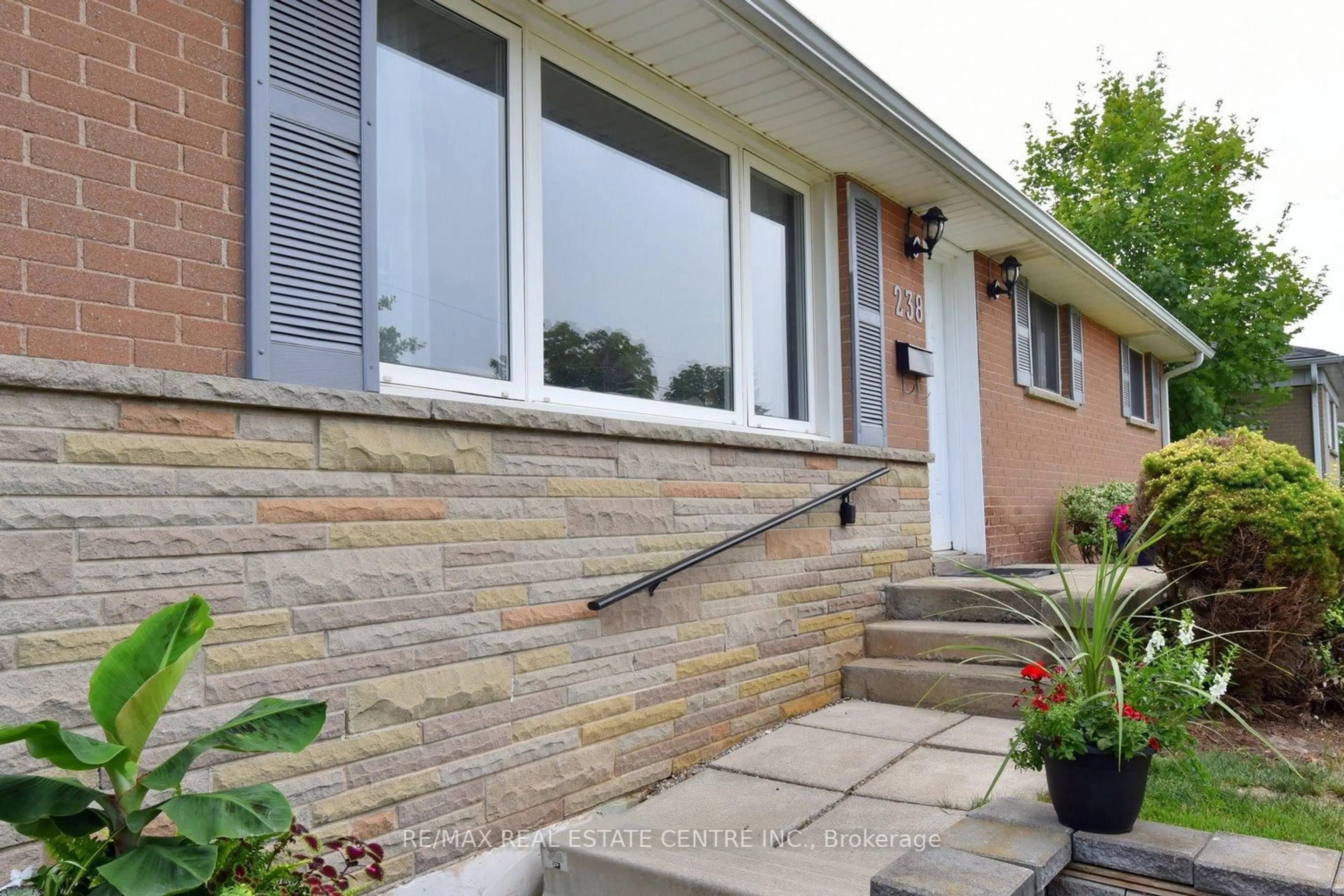 Home with brick exterior material, street for 238 Kent Cres, Burlington Ontario L7L 4T1