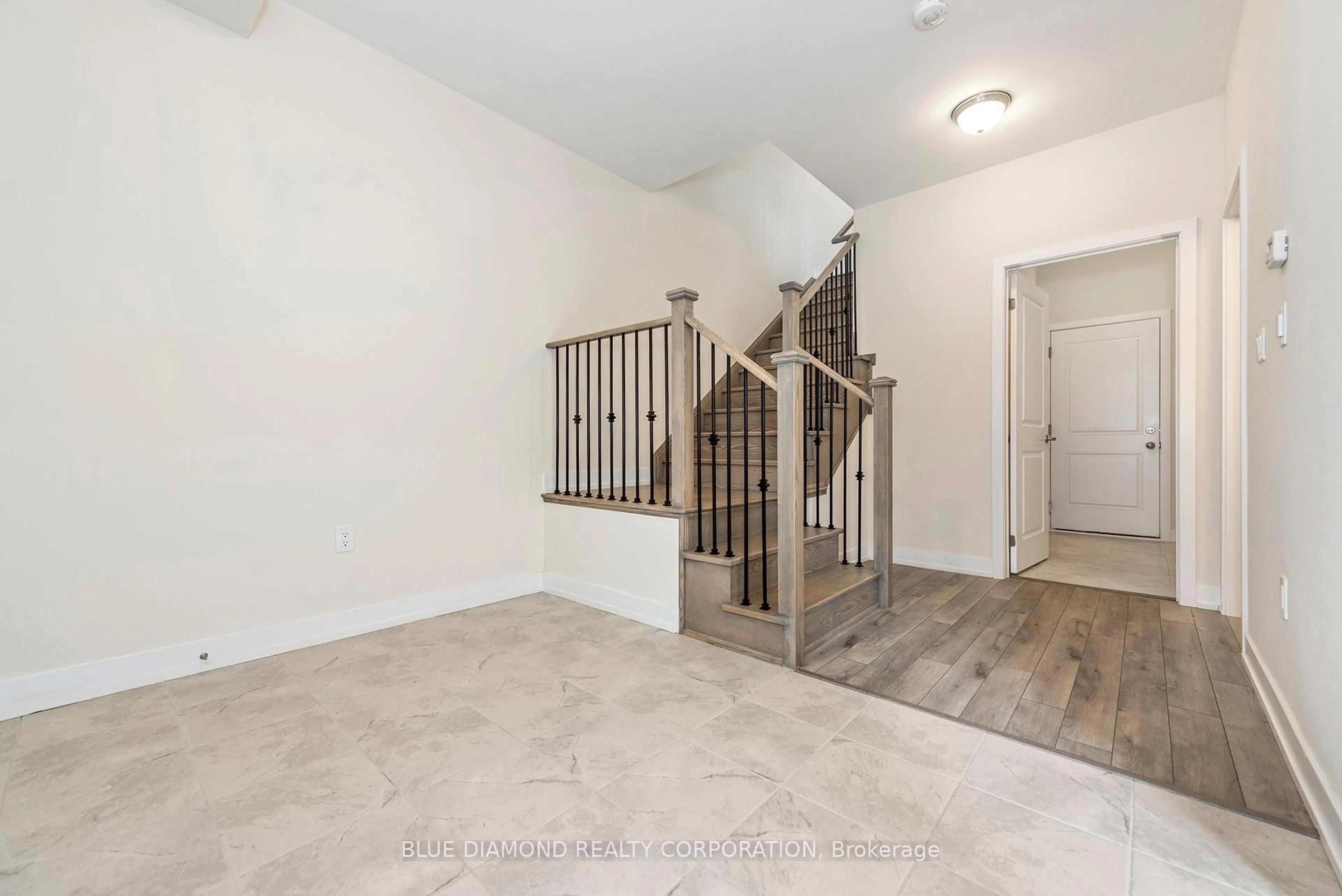 Indoor entryway for 3062 PERKINS Way, Oakville Ontario L6H 7Z4