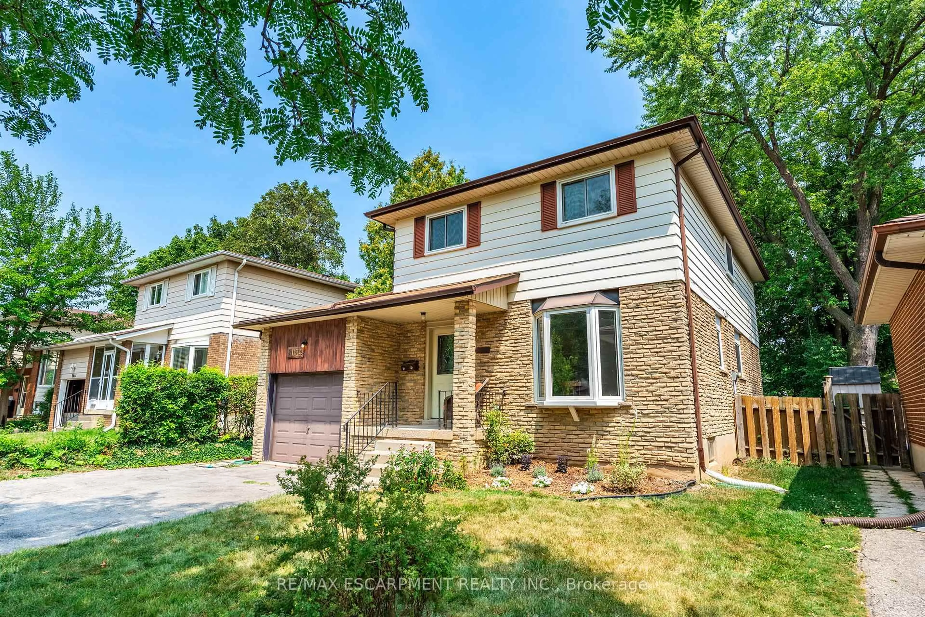 Home with brick exterior material, street for 3084 PARKGATE Cres, Burlington Ontario L7M 1C7