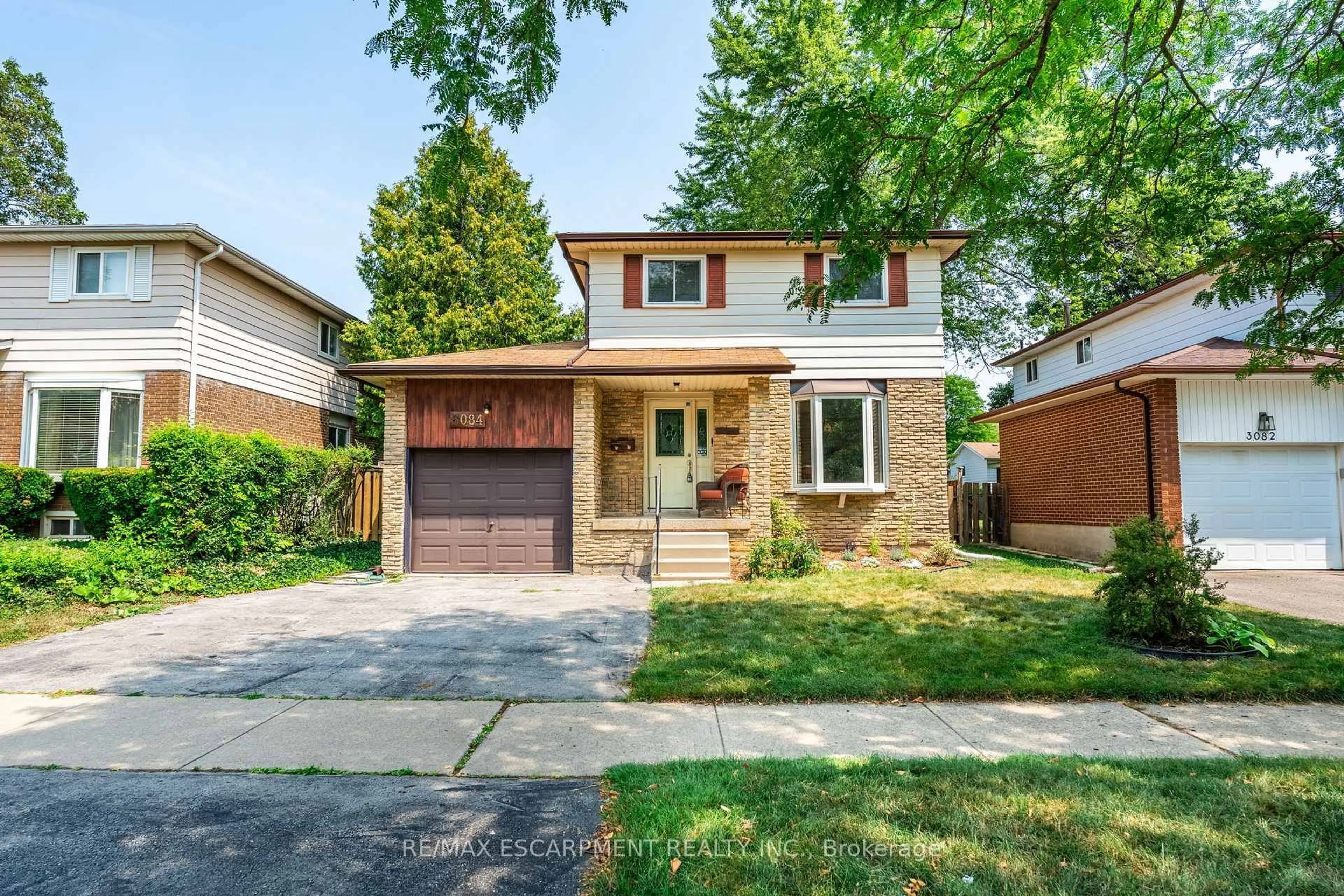 Home with brick exterior material, street for 3084 PARKGATE Cres, Burlington Ontario L7M 1C7