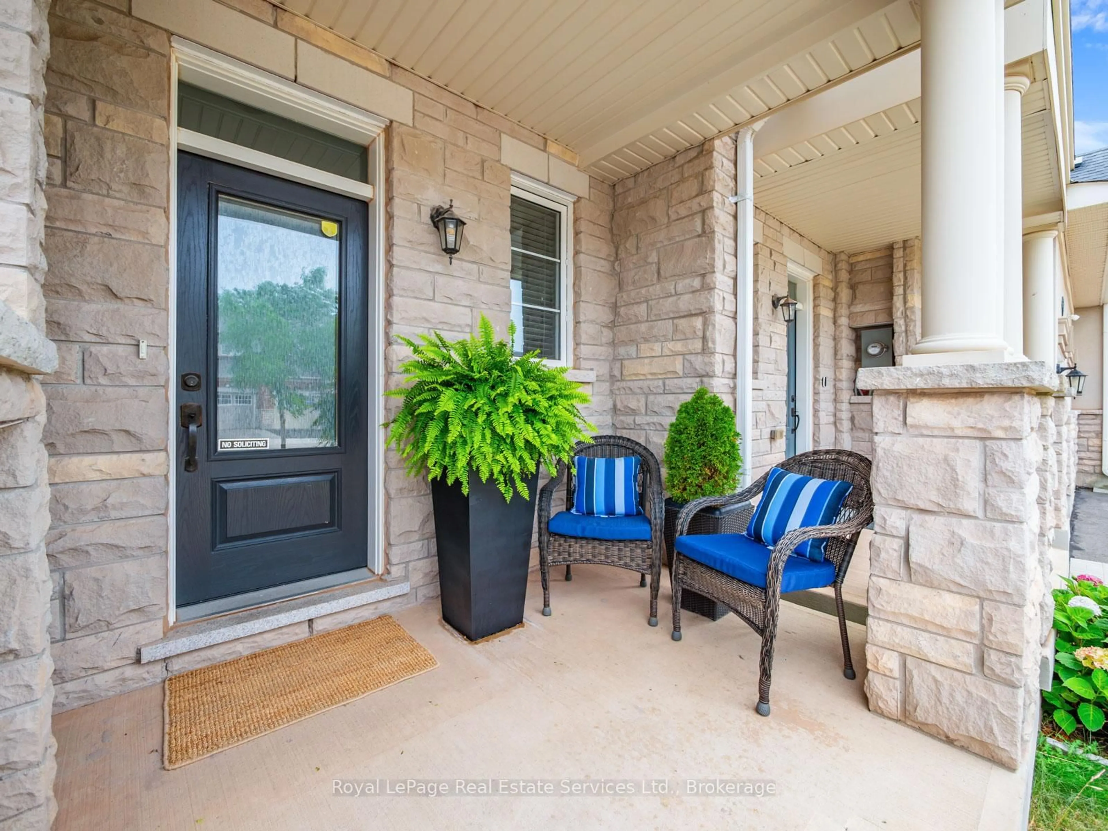Indoor entryway for 72 Orchardcroft Rd, Oakville Ontario L6H 7C3