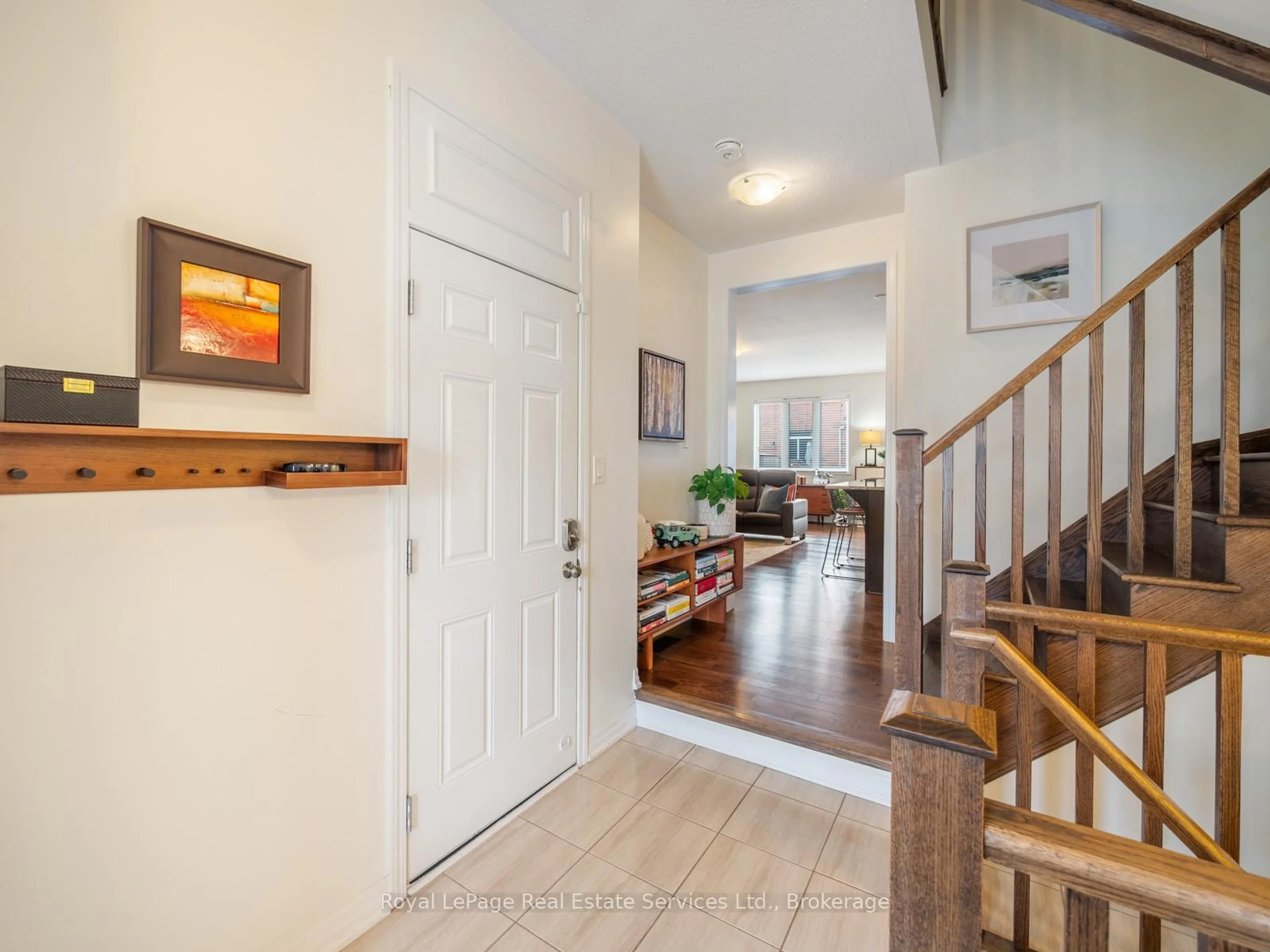 Indoor entryway for 72 Orchardcroft Rd, Oakville Ontario L6H 7C3
