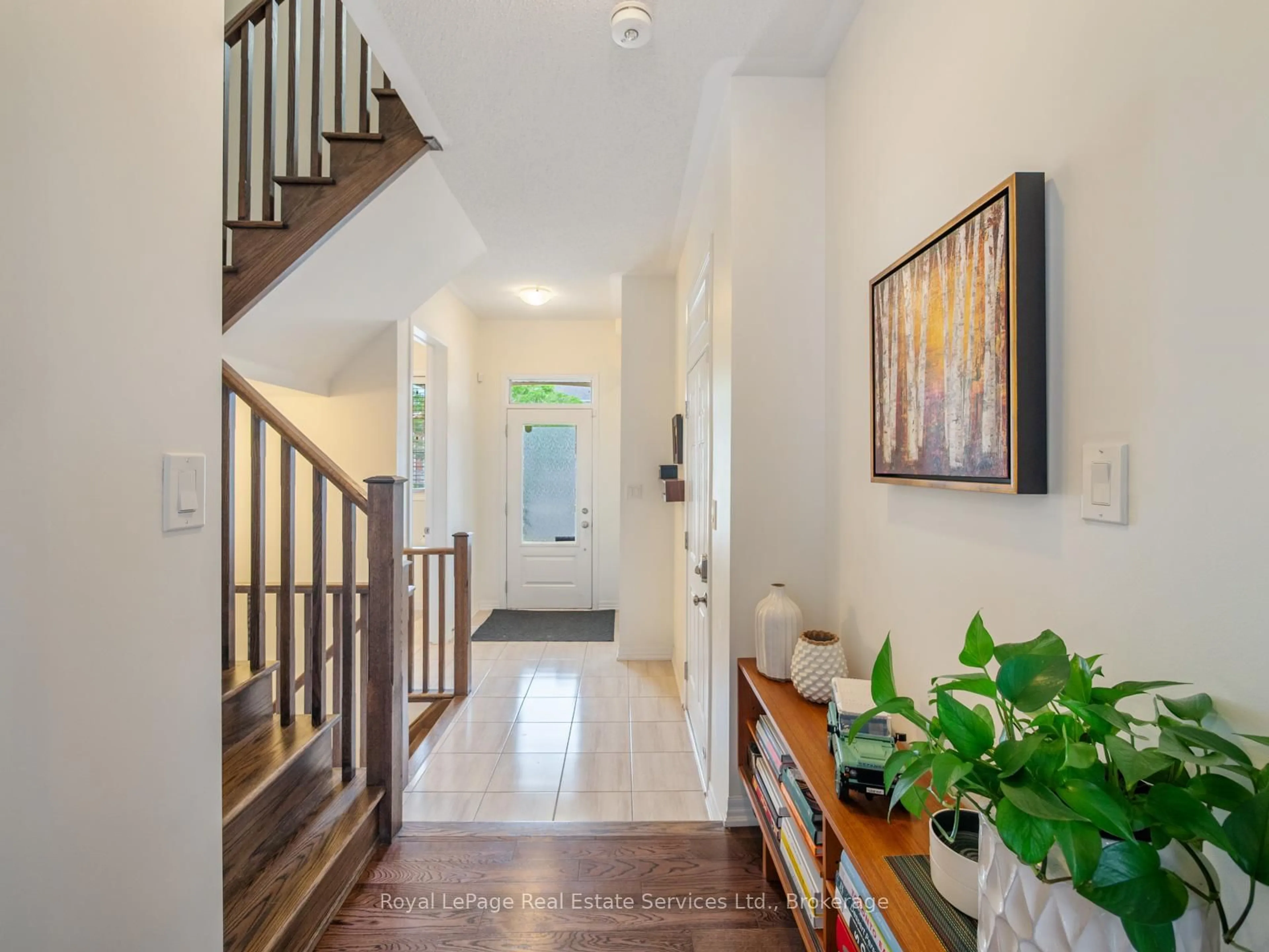 Indoor entryway for 72 Orchardcroft Rd, Oakville Ontario L6H 7C3