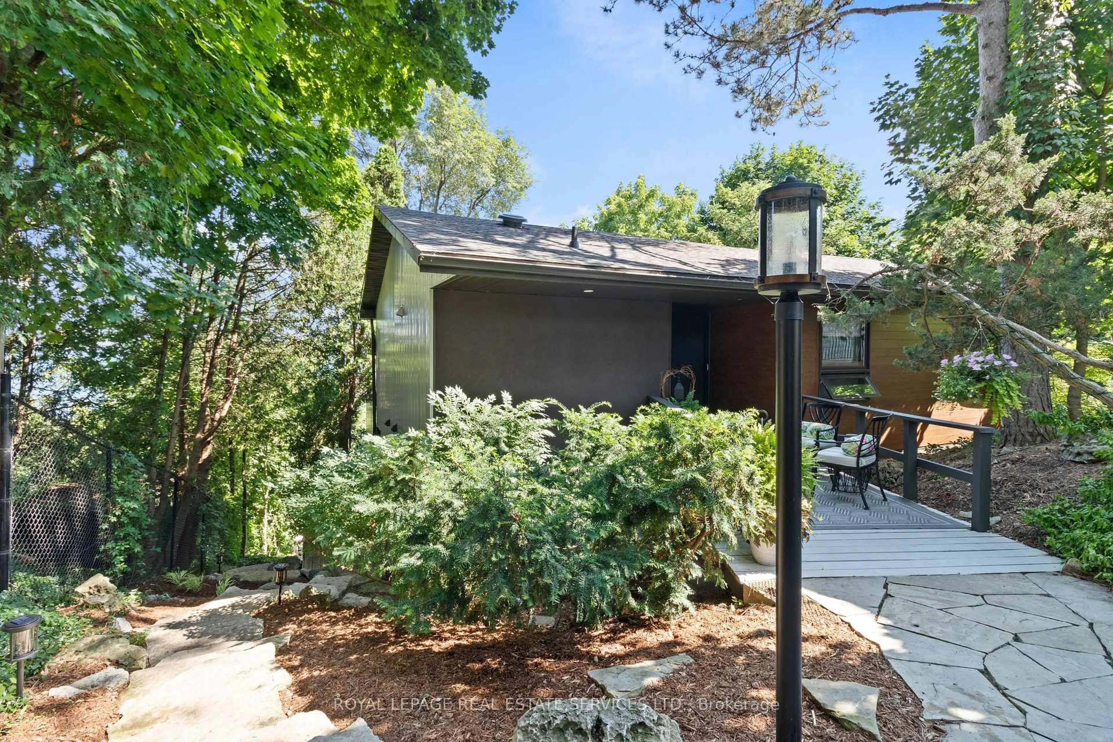 Patio, street for 868 Danforth Pl, Burlington Ontario L7T 1S2