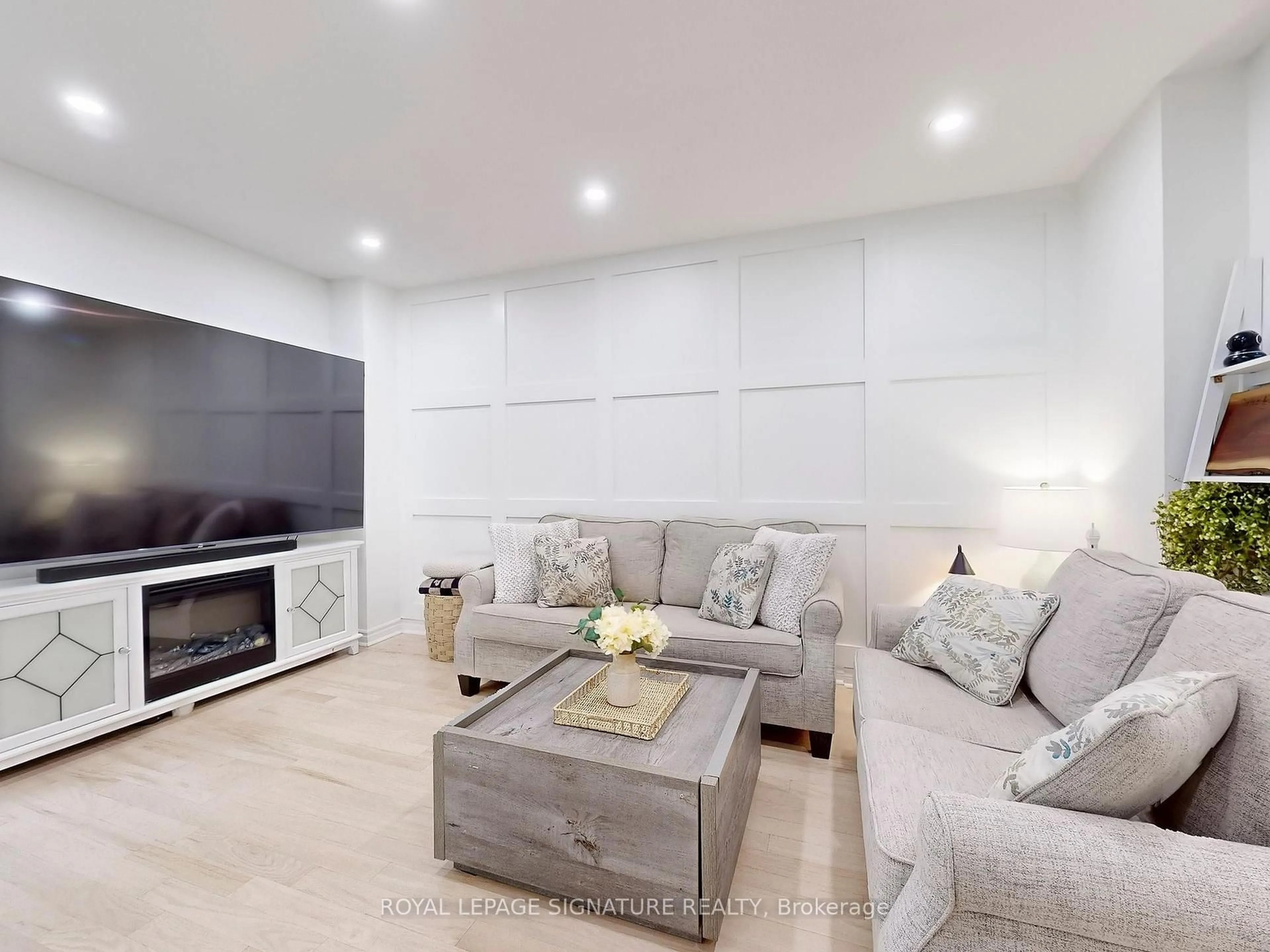Living room with furniture, wood/laminate floor for 4171 Glen Erin Dr #17, Mississauga Ontario L5L 2G3