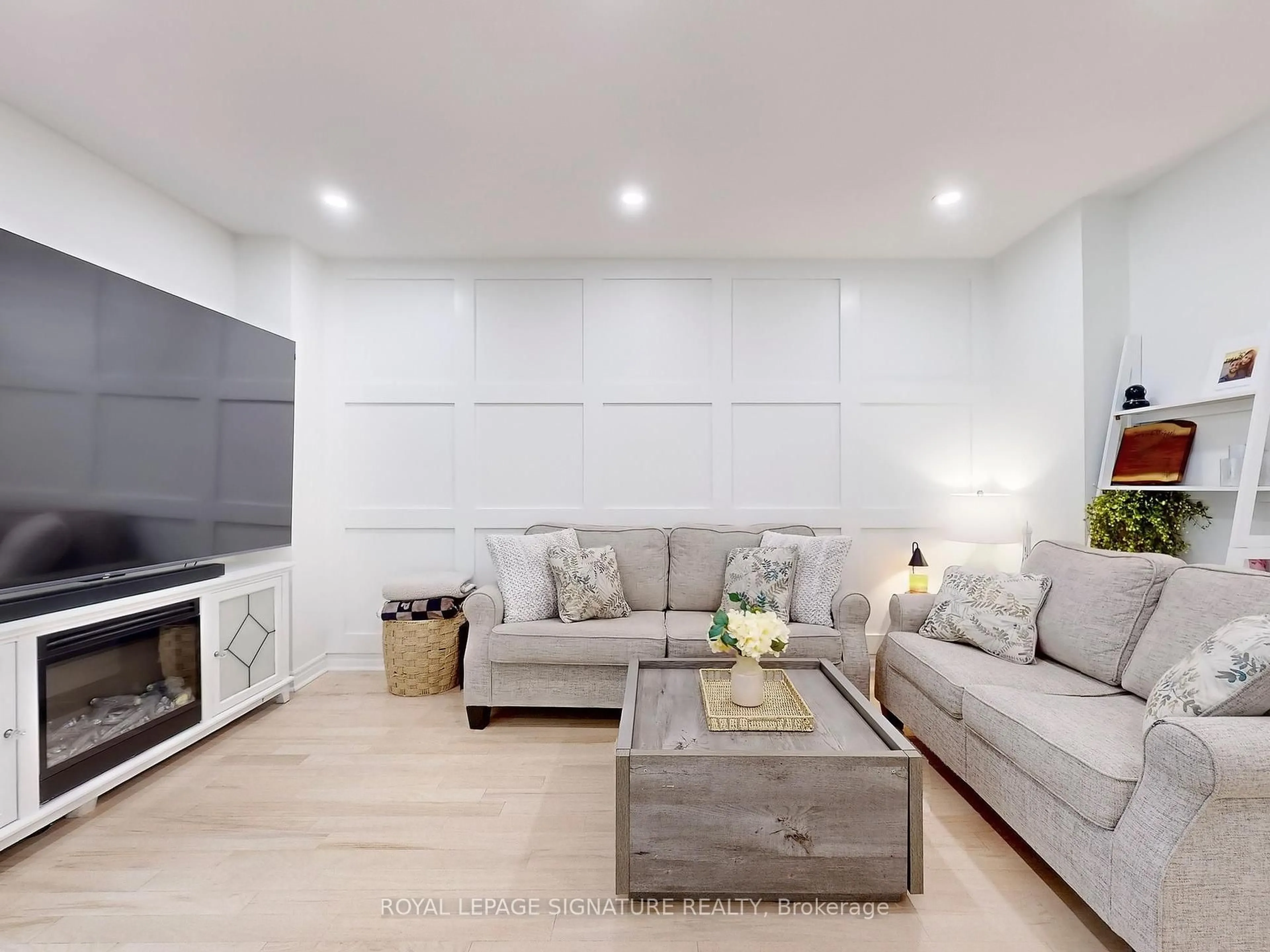 Living room with furniture, unknown for 4171 Glen Erin Dr #17, Mississauga Ontario L5L 2G3