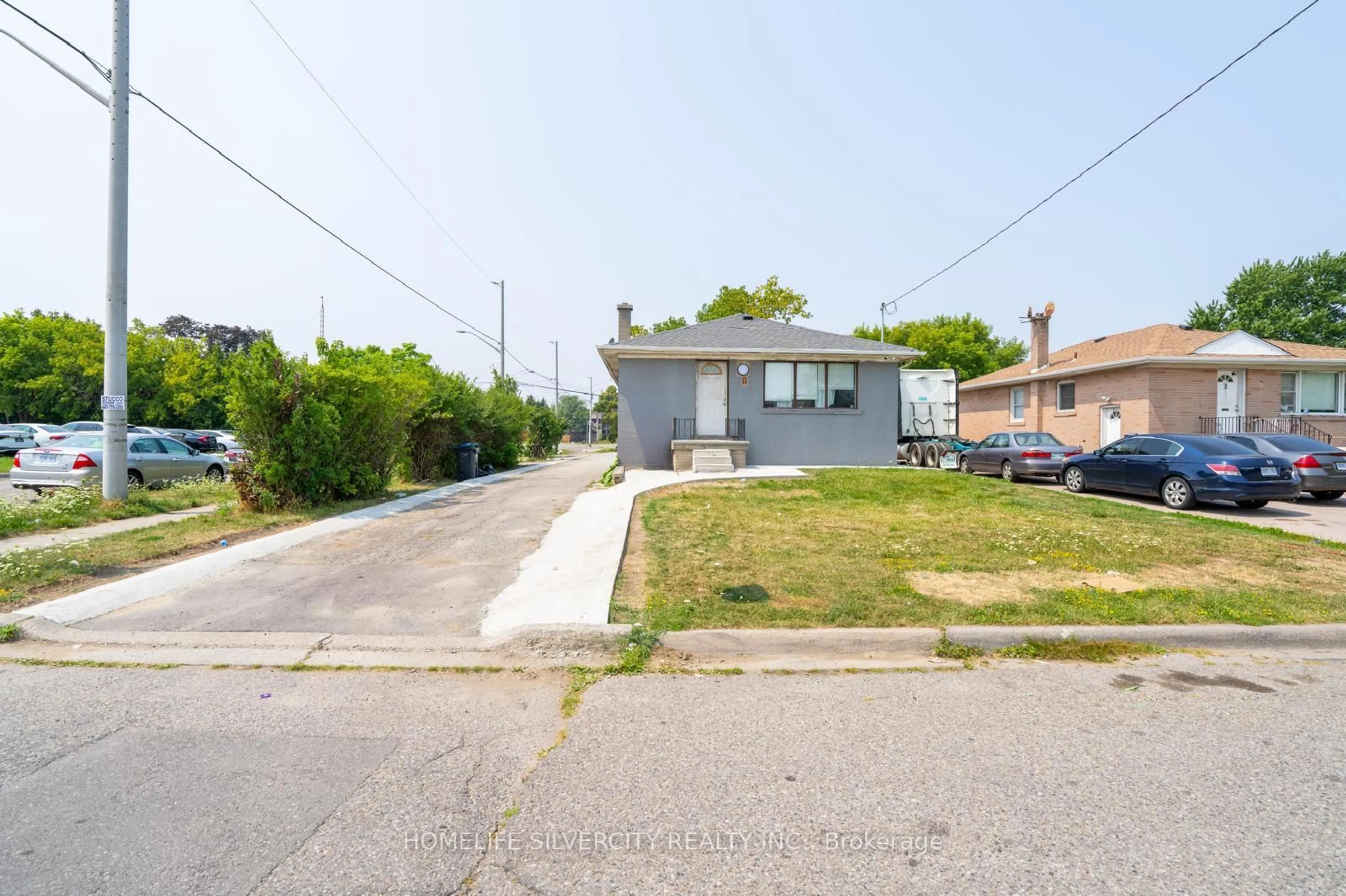 A pic from outside/outdoor area/front of a property/back of a property/a pic from drone, street for 1 Studley St, Mississauga Ontario L4T 1H9