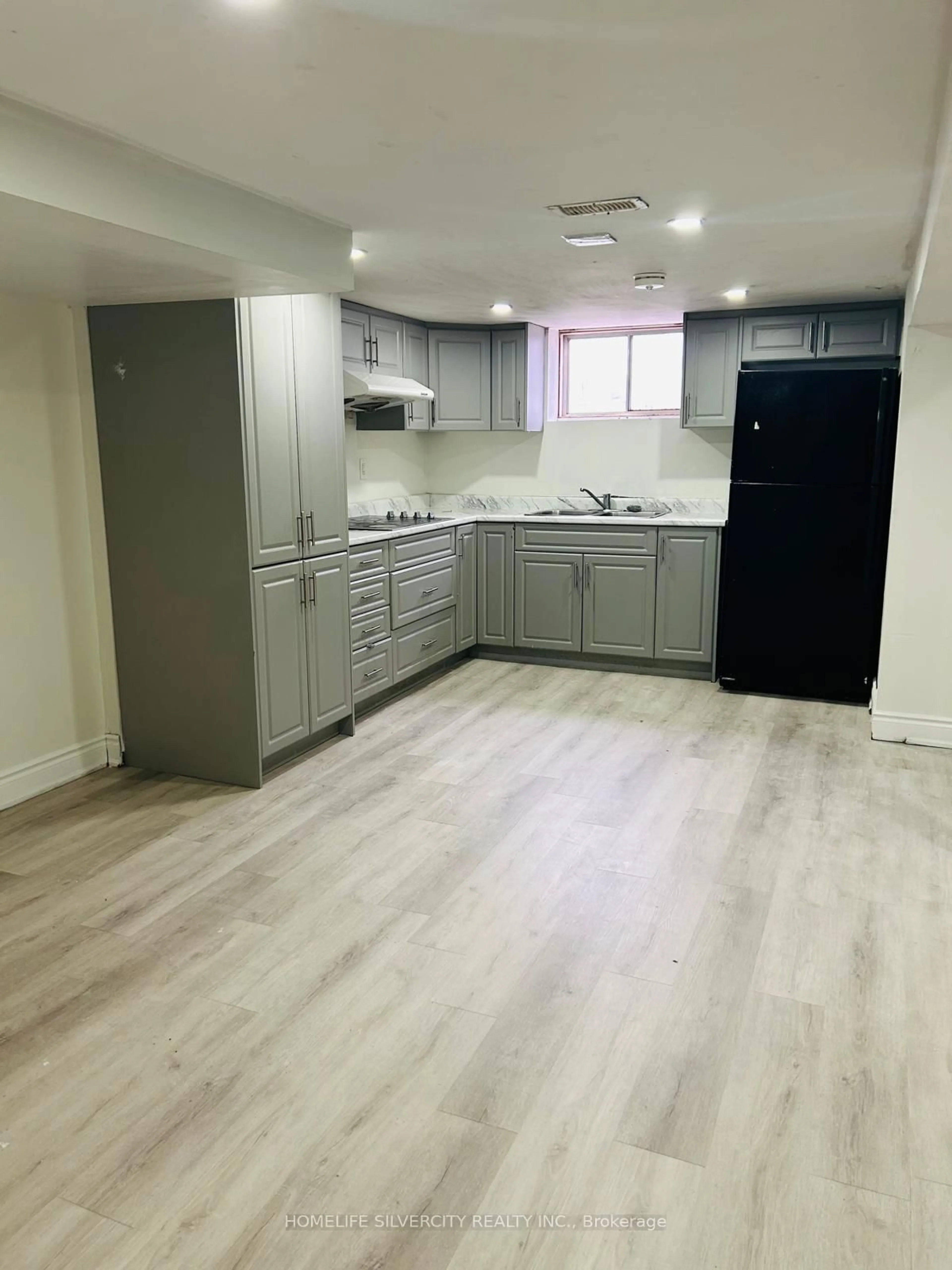 Standard kitchen, unknown for 1 Studley St, Mississauga Ontario L4T 1H9