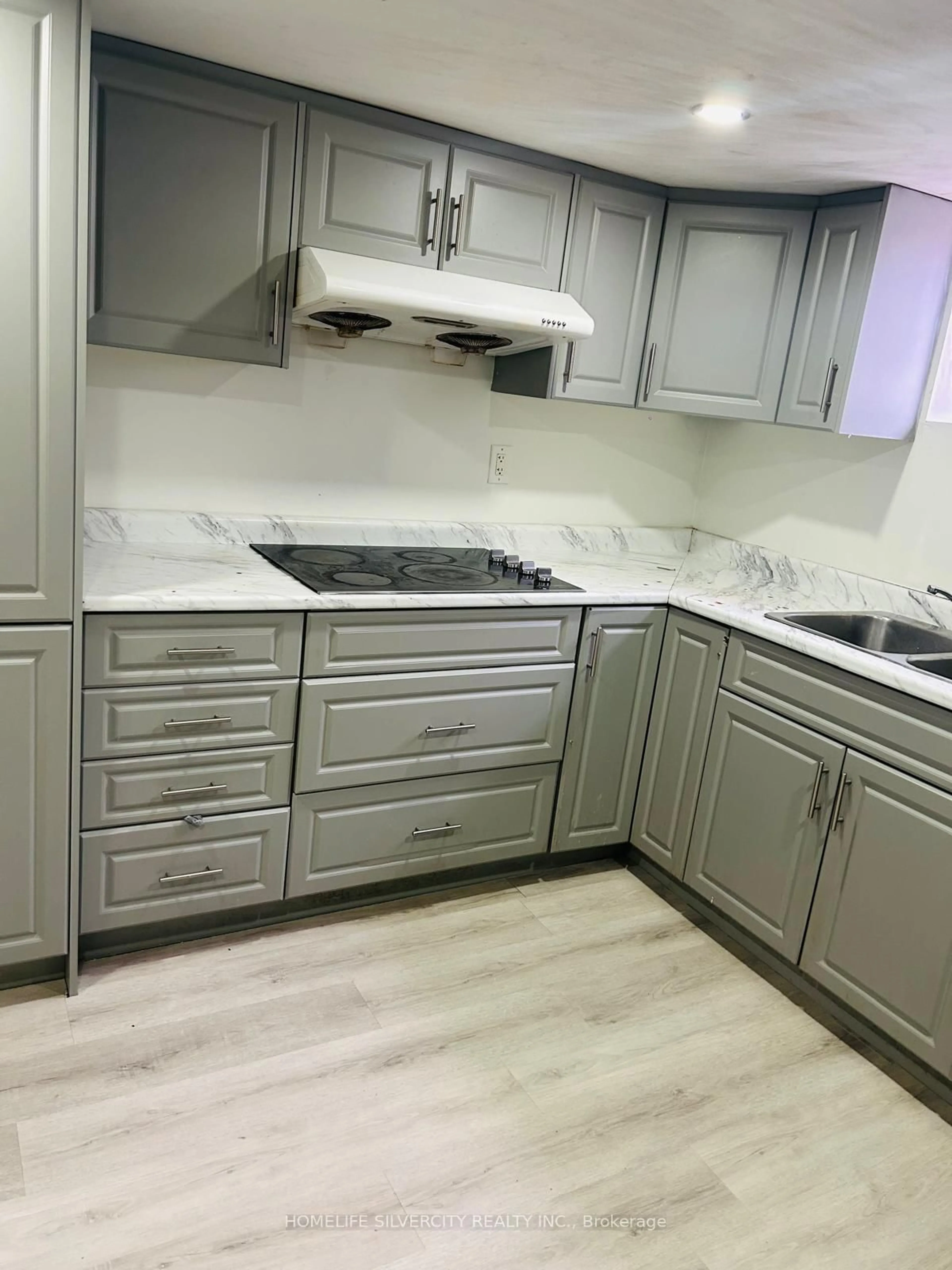 Standard kitchen, ceramic/tile floor for 1 Studley St, Mississauga Ontario L4T 1H9
