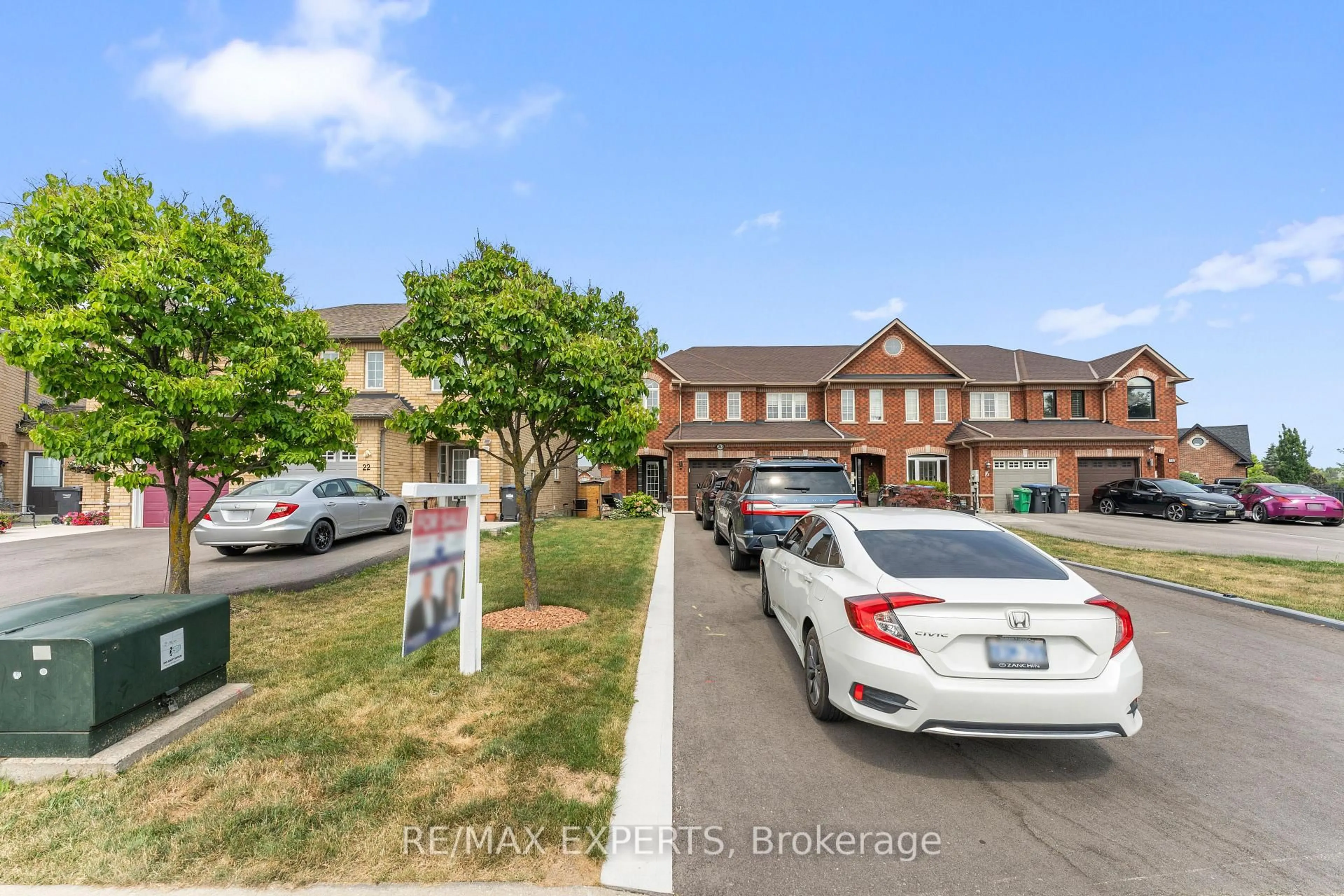 A pic from outside/outdoor area/front of a property/back of a property/a pic from drone, street for 20 Aida Crt, Caledon Ontario L7E 2G8
