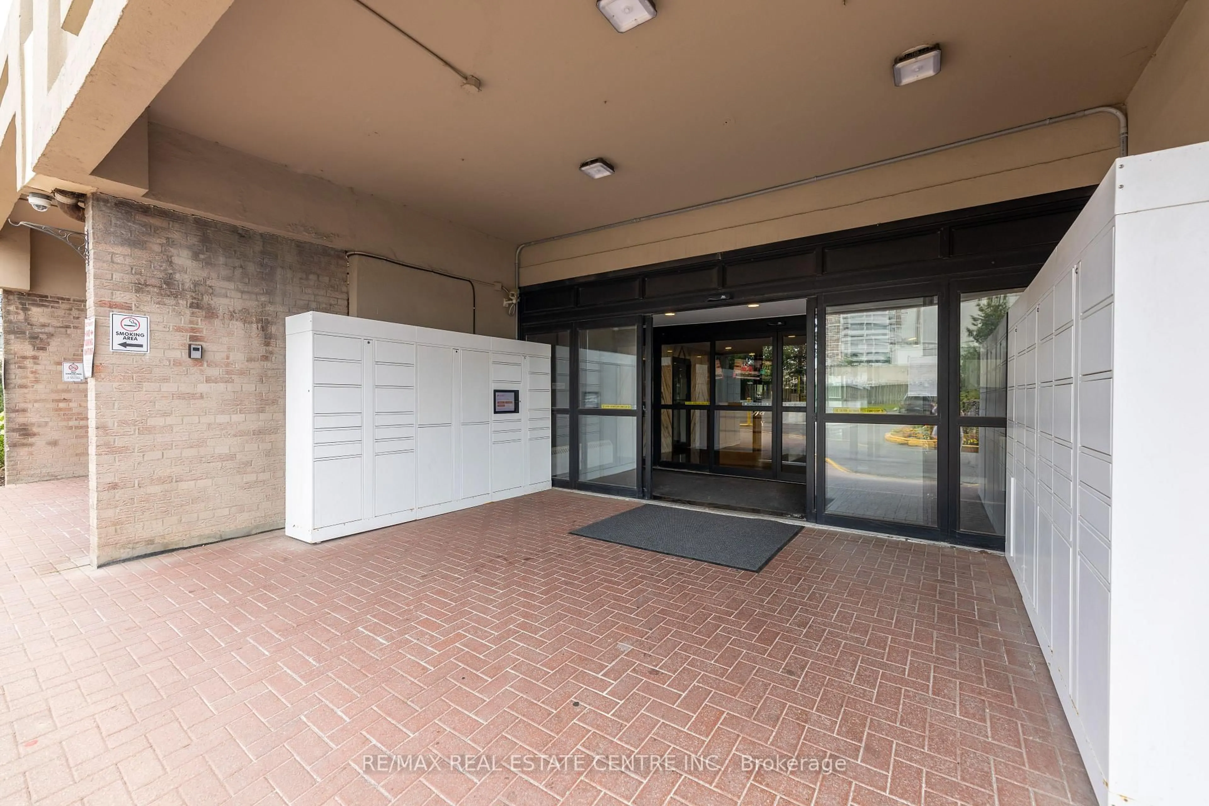 Indoor foyer for 3390 Weston Rd #1009, Toronto Ontario M9M 2X3