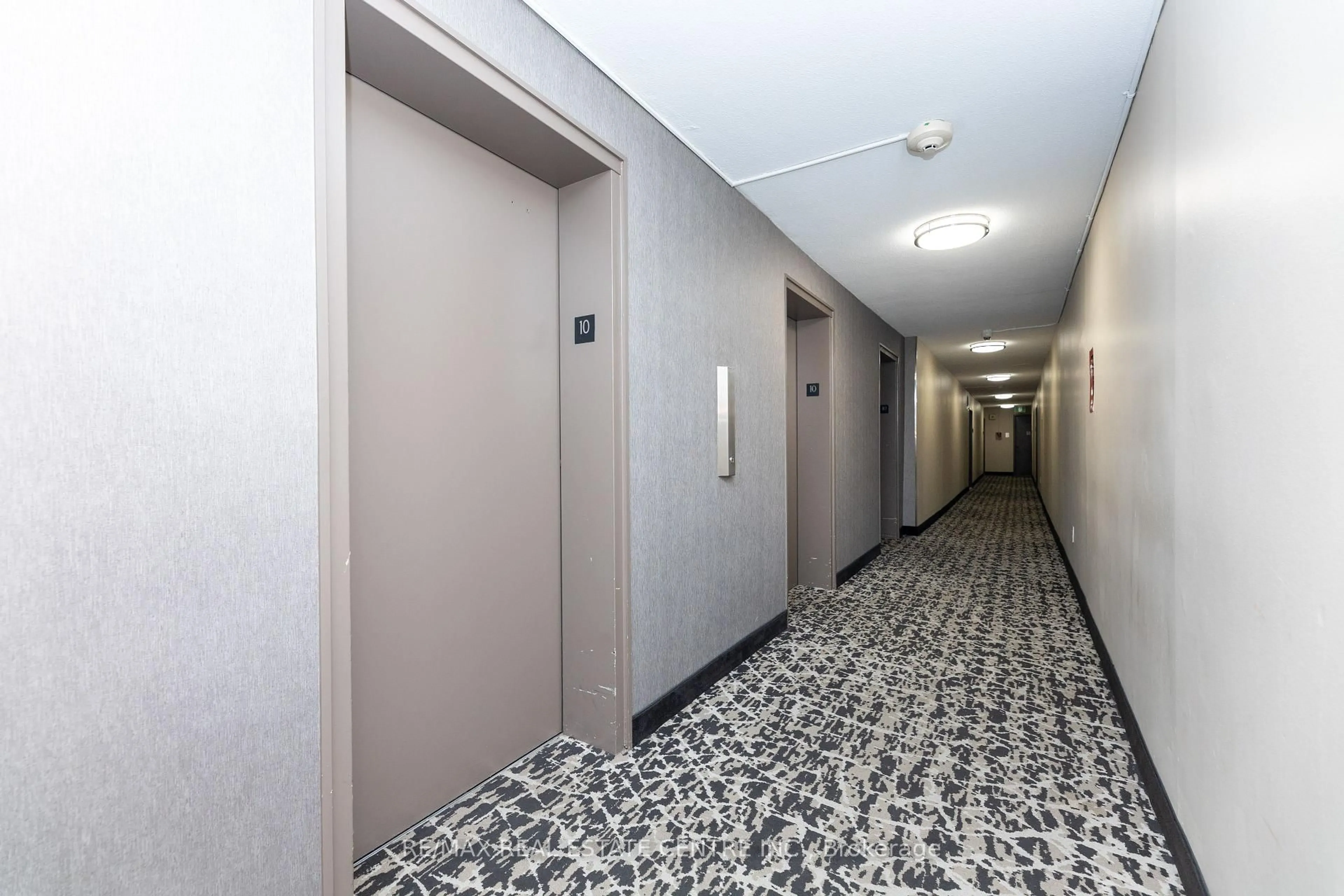 Indoor foyer for 3390 Weston Rd #1009, Toronto Ontario M9M 2X3