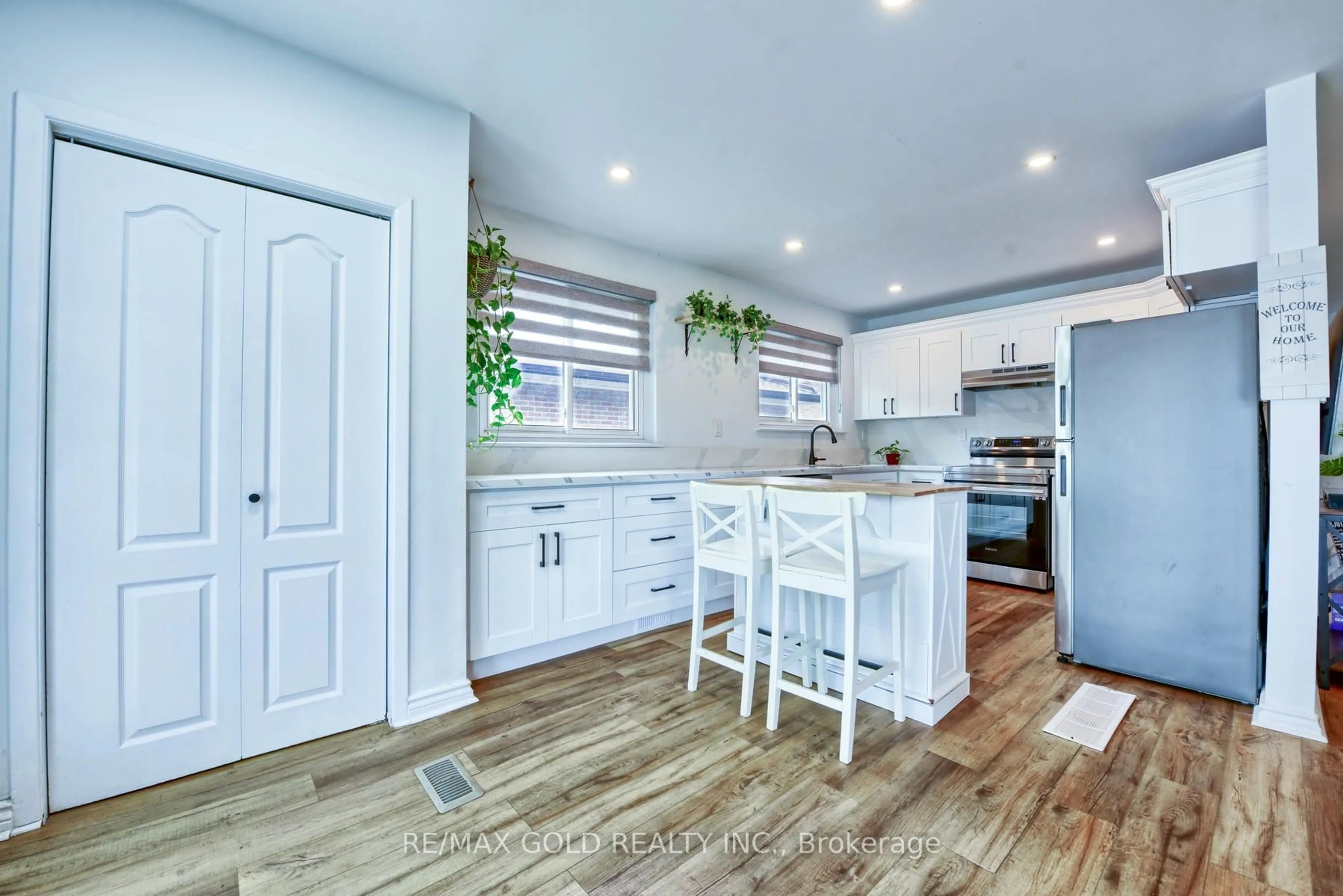 Open concept kitchen, wood/laminate floor for 70 Wilton Dr, Brampton Ontario L6W 3A1