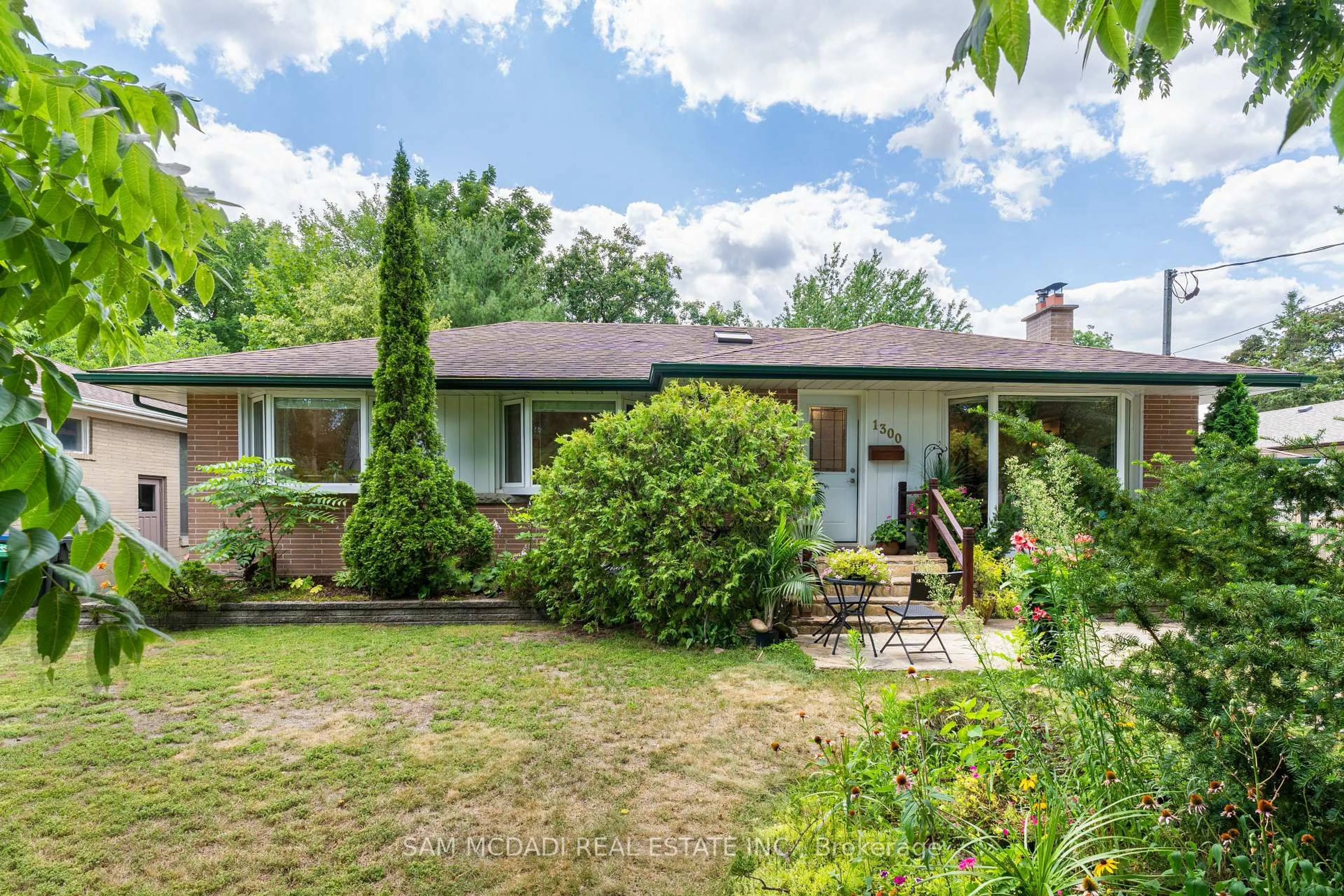 A pic from outside/outdoor area/front of a property/back of a property/a pic from drone, street for 1300 Twin Oaks Dell, Mississauga Ontario L5H 3J8