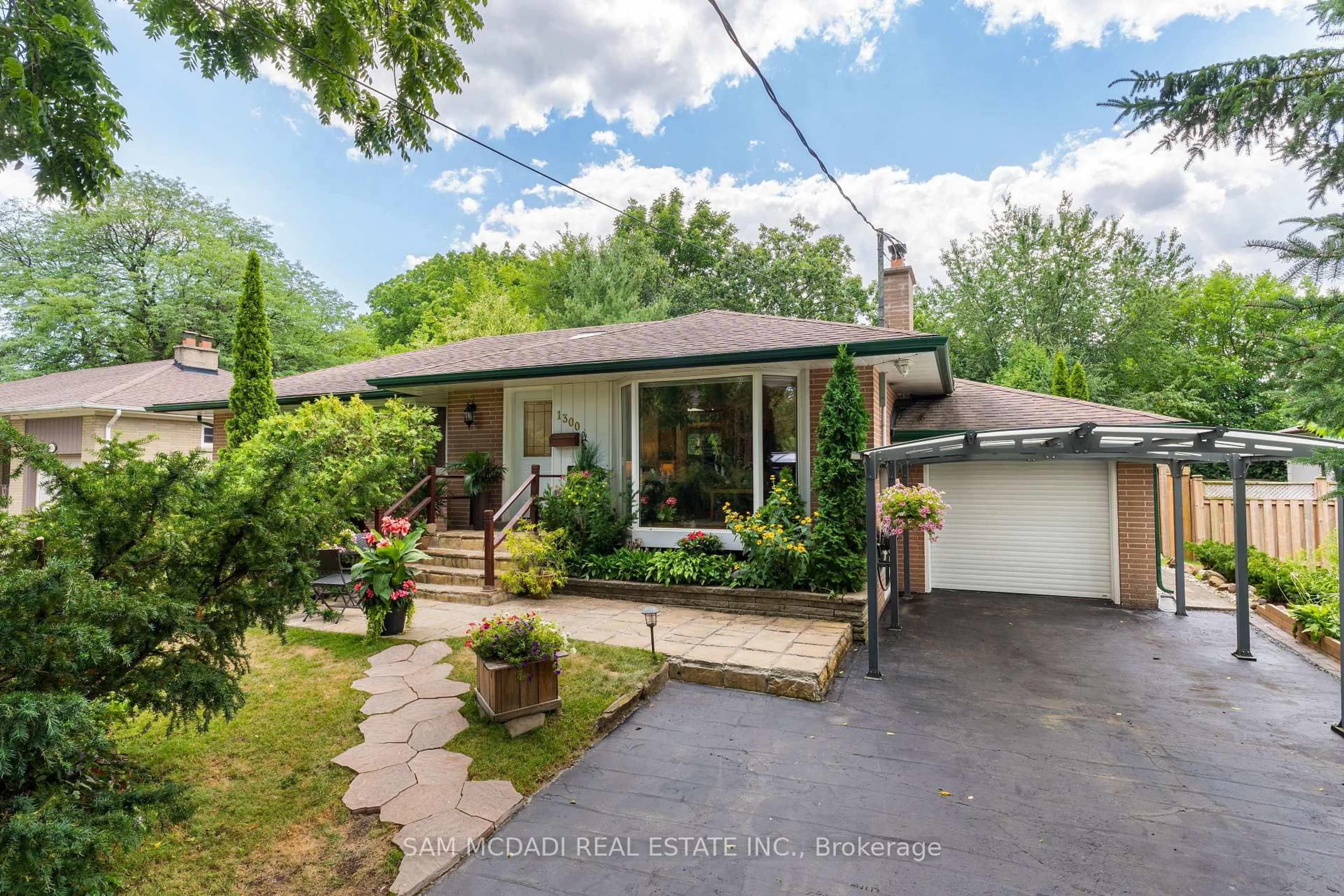 A pic from outside/outdoor area/front of a property/back of a property/a pic from drone, street for 1300 Twin Oaks Dell, Mississauga Ontario L5H 3J8