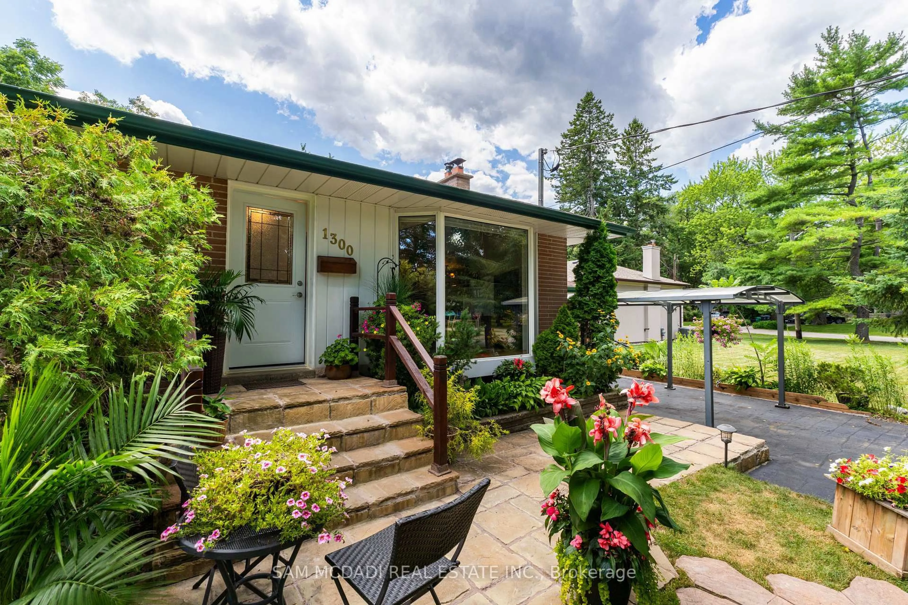 Patio, street for 1300 Twin Oaks Dell, Mississauga Ontario L5H 3J8