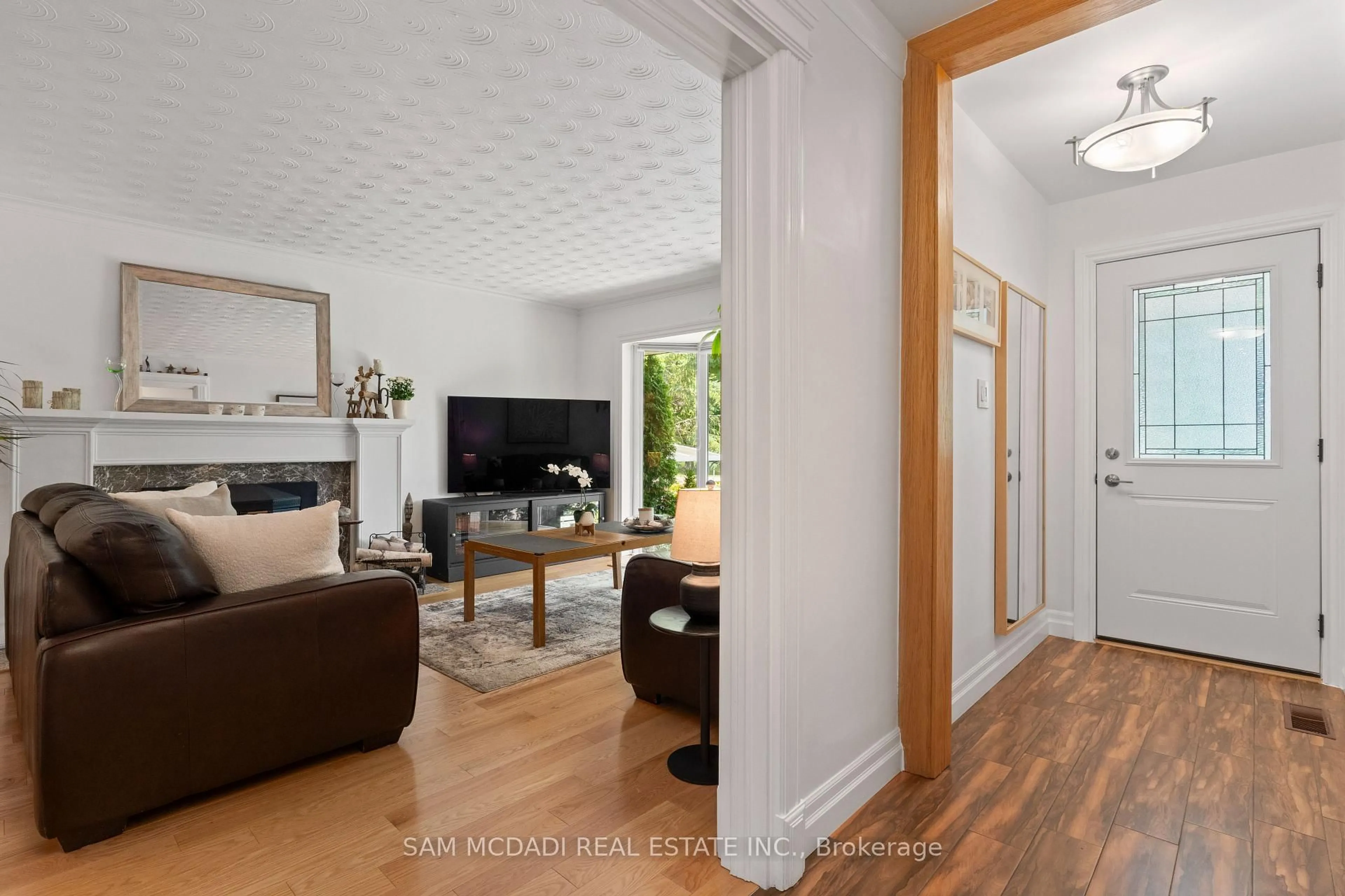 Living room with furniture, wood/laminate floor for 1300 Twin Oaks Dell, Mississauga Ontario L5H 3J8