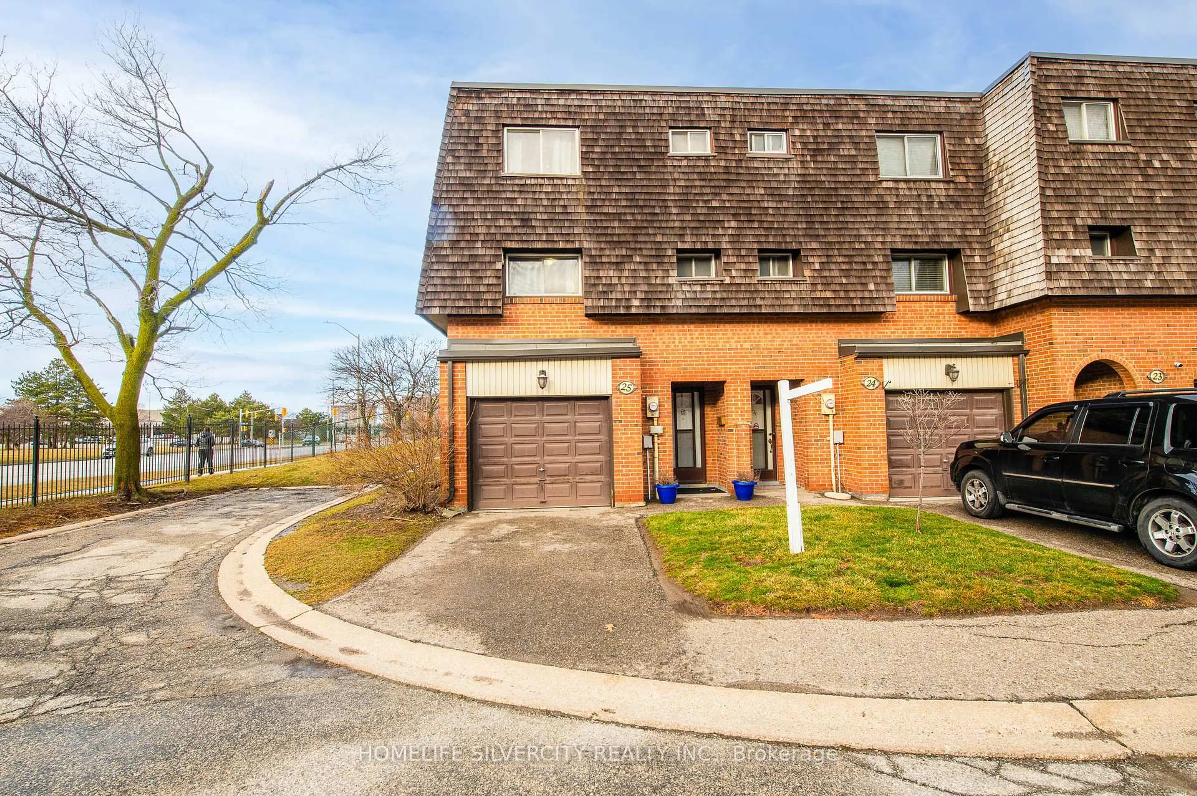 A pic from outside/outdoor area/front of a property/back of a property/a pic from drone, building for 25 Briar Path, Brampton Ontario L6T 2A2