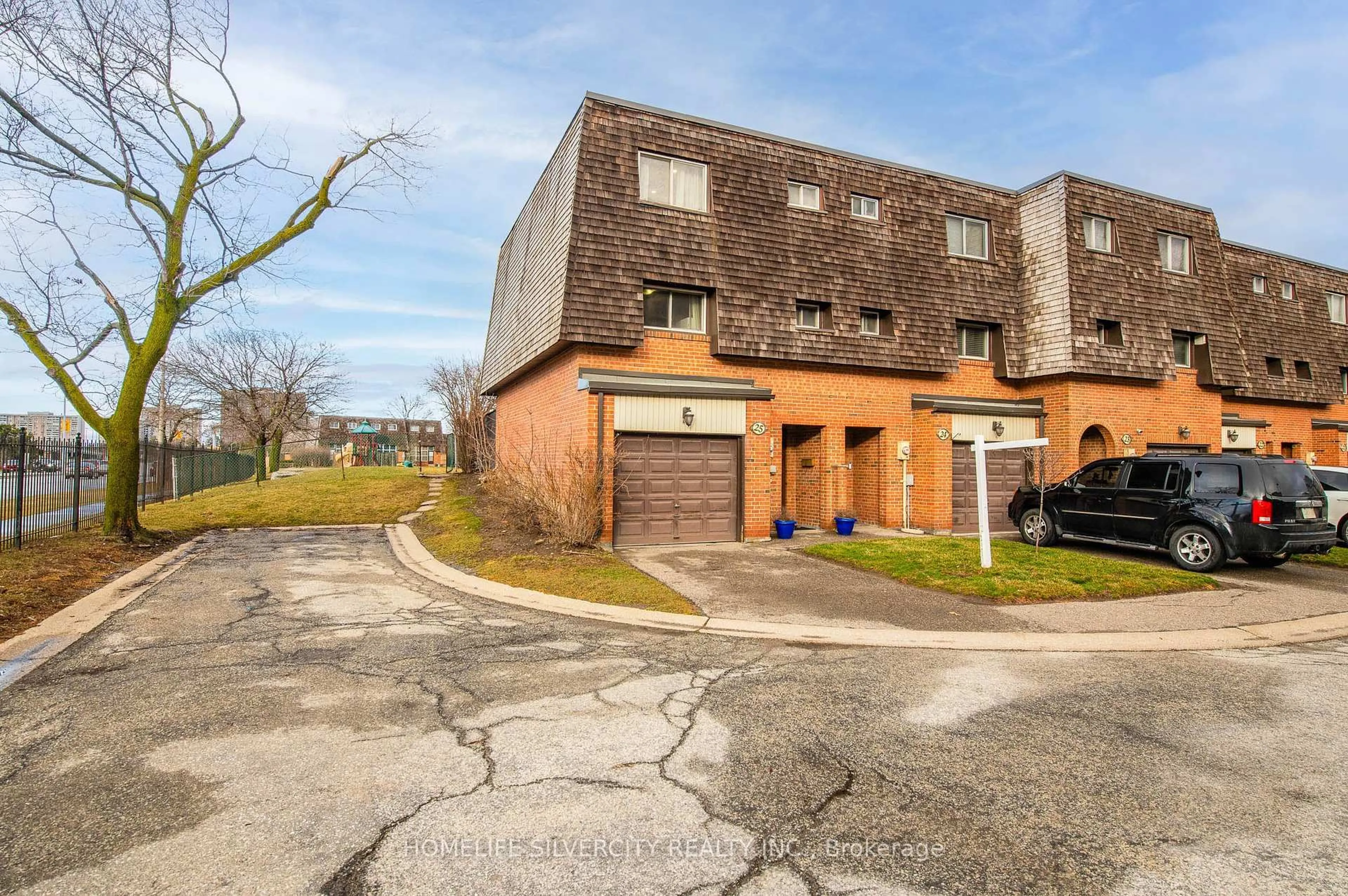 A pic from outside/outdoor area/front of a property/back of a property/a pic from drone, street for 25 Briar Path, Brampton Ontario L6T 2A2
