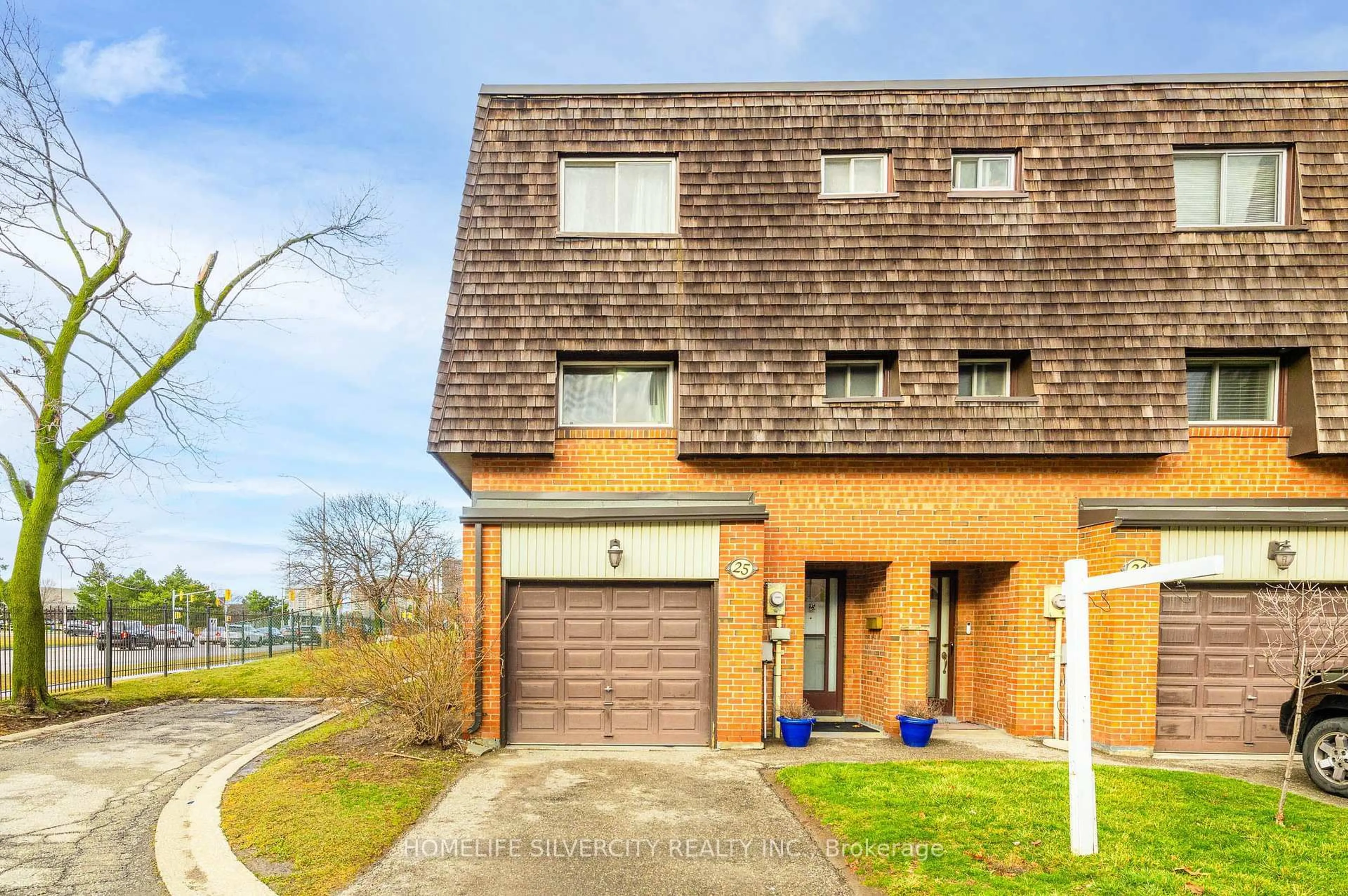 Home with brick exterior material, street for 25 Briar Path, Brampton Ontario L6T 2A2