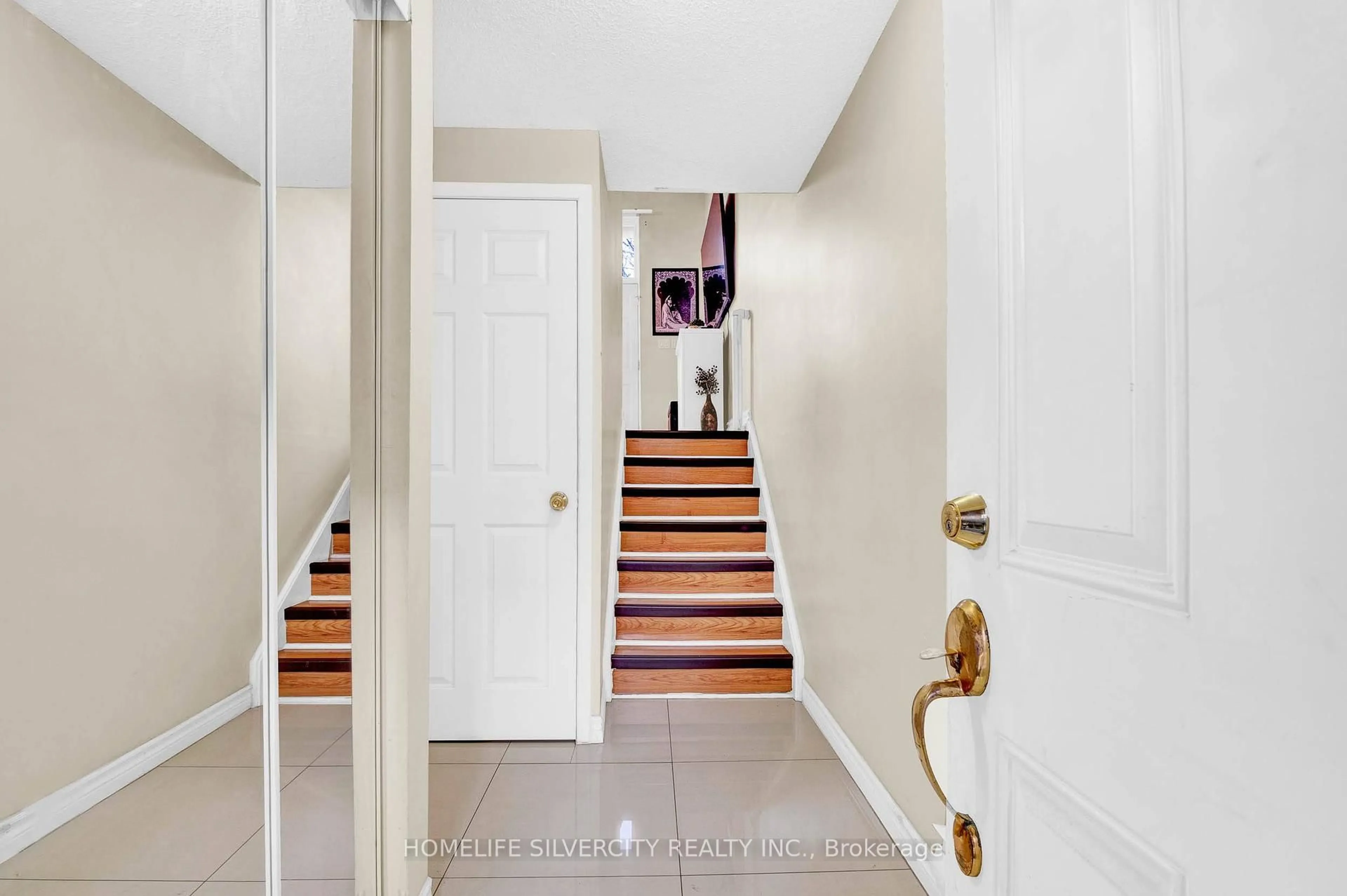 Indoor entryway for 25 Briar Path, Brampton Ontario L6T 2A2