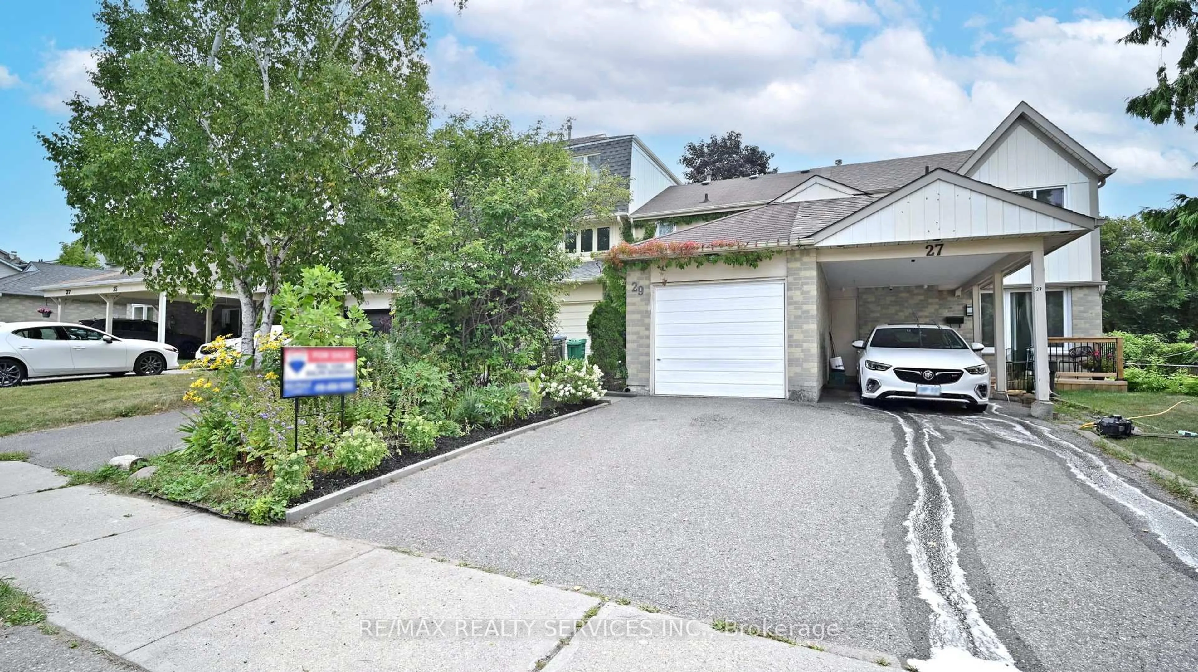A pic from outside/outdoor area/front of a property/back of a property/a pic from drone, street for 29 Primrose Cres, Brampton Ontario L6Z 1E1